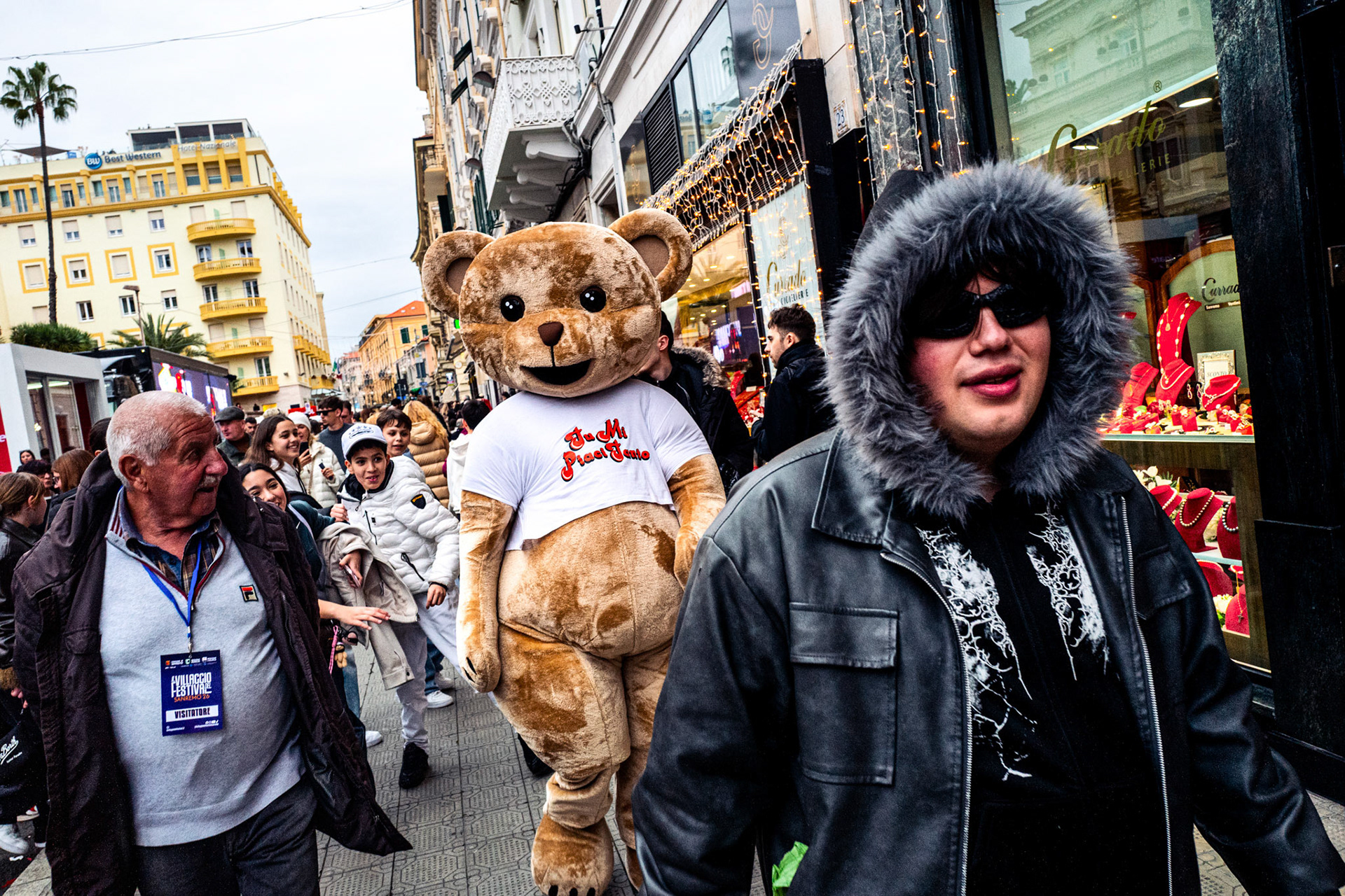 Il pupazzo promozionale del cantante in gara Sayf.
