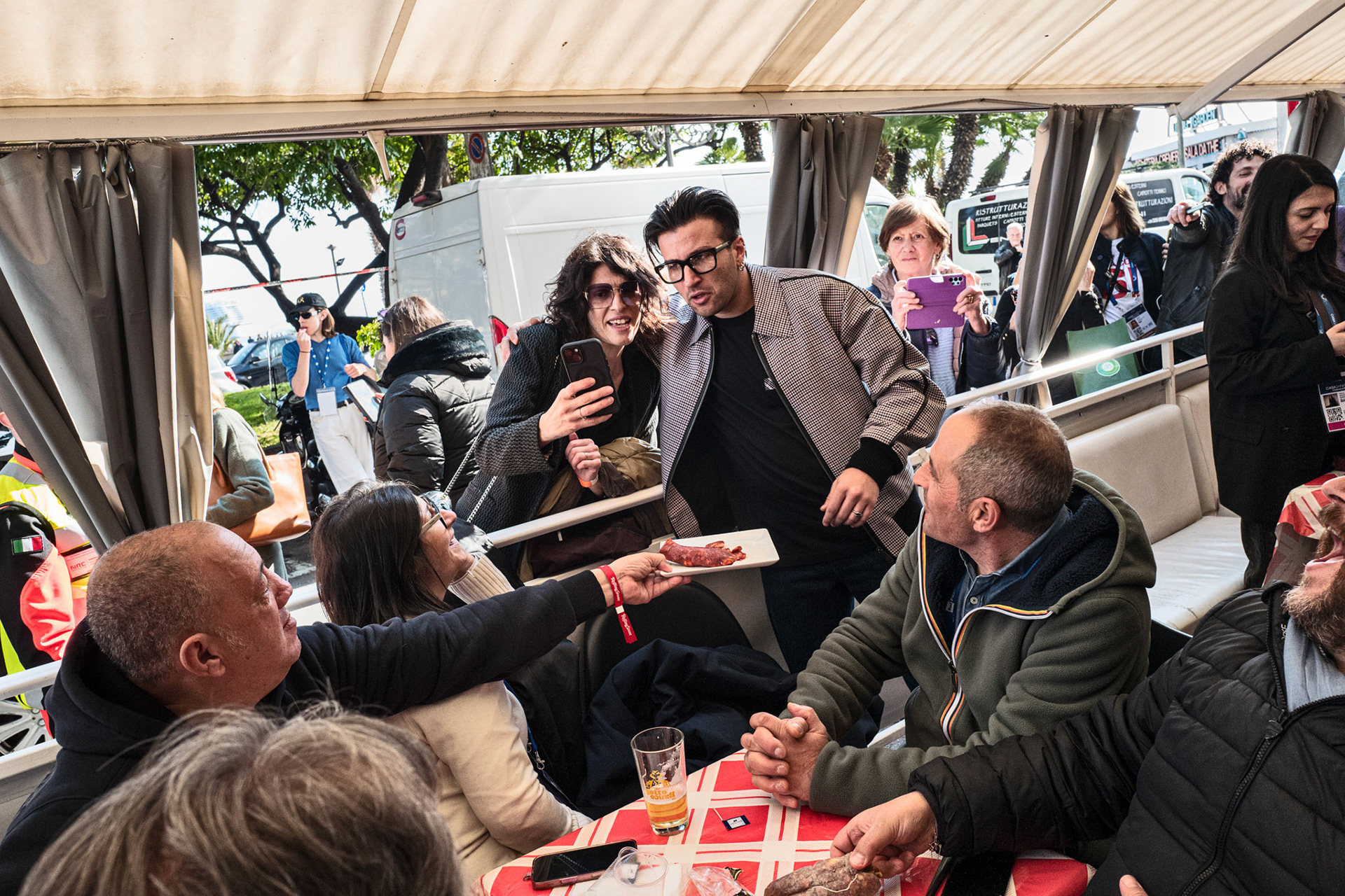 Il partecipante al Festival Eddie Brock durante uno dei molteplici eventi fuori Festival.