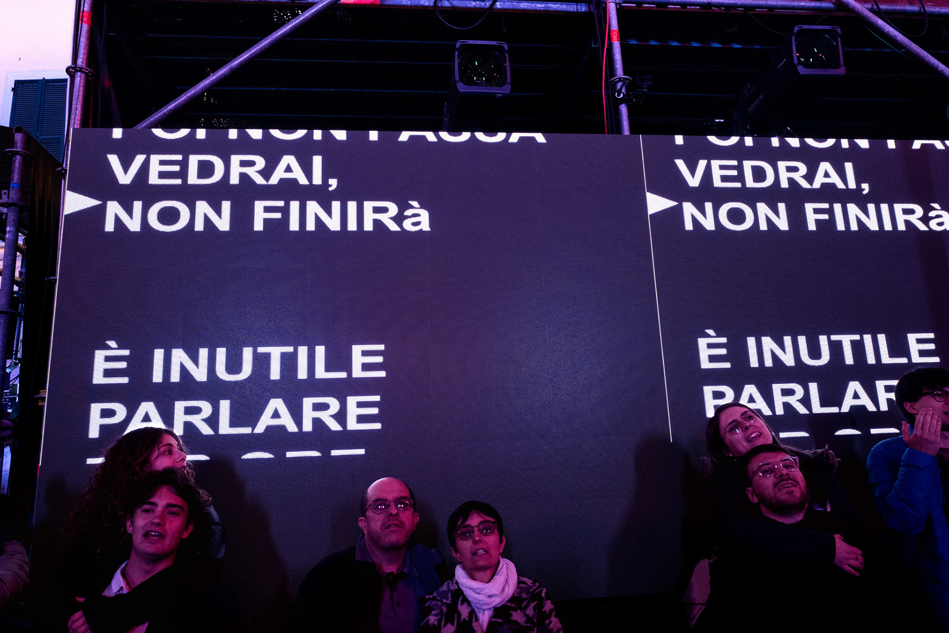 Il gobbo durante il conderto del gruppo “The Kolors” tenuto in piazza Colombo.