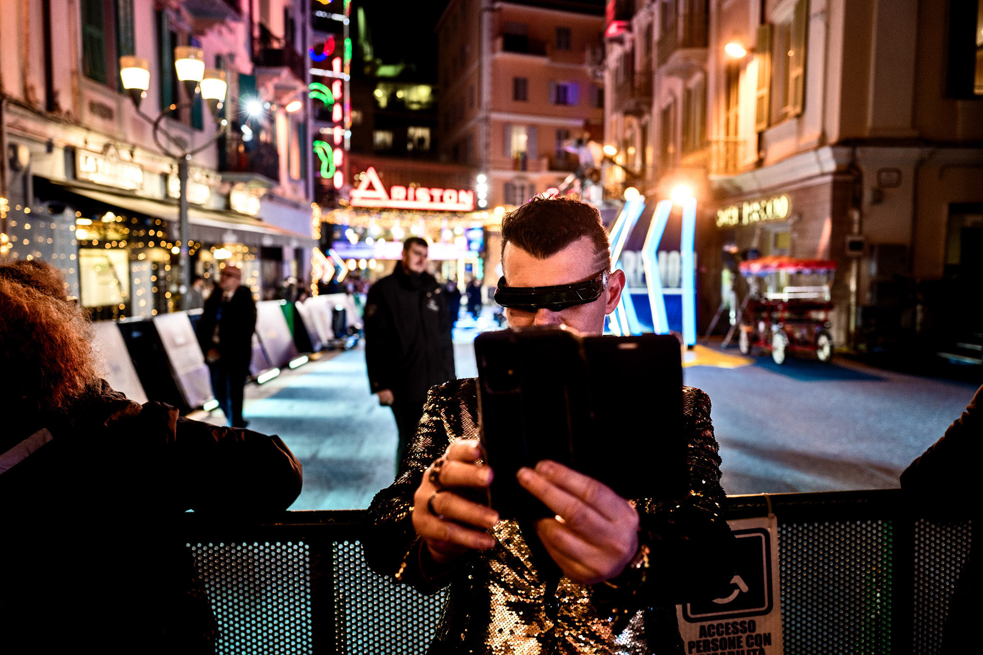 Uno dei tanti personaggi che raggiungono Sanremo per “creare” contenuti social.