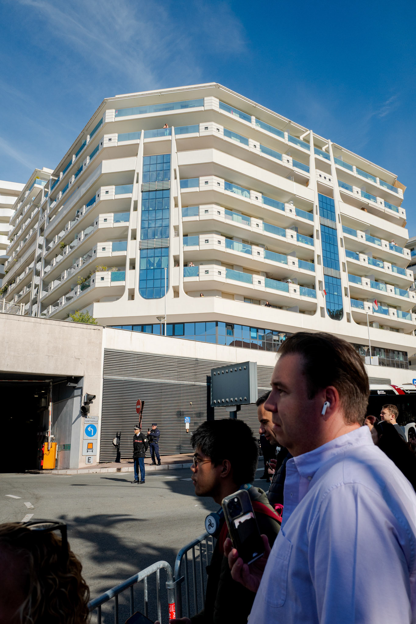 L'attesa per il passaggio di Papa Leone per il trasferimento verso il Palais du Prince