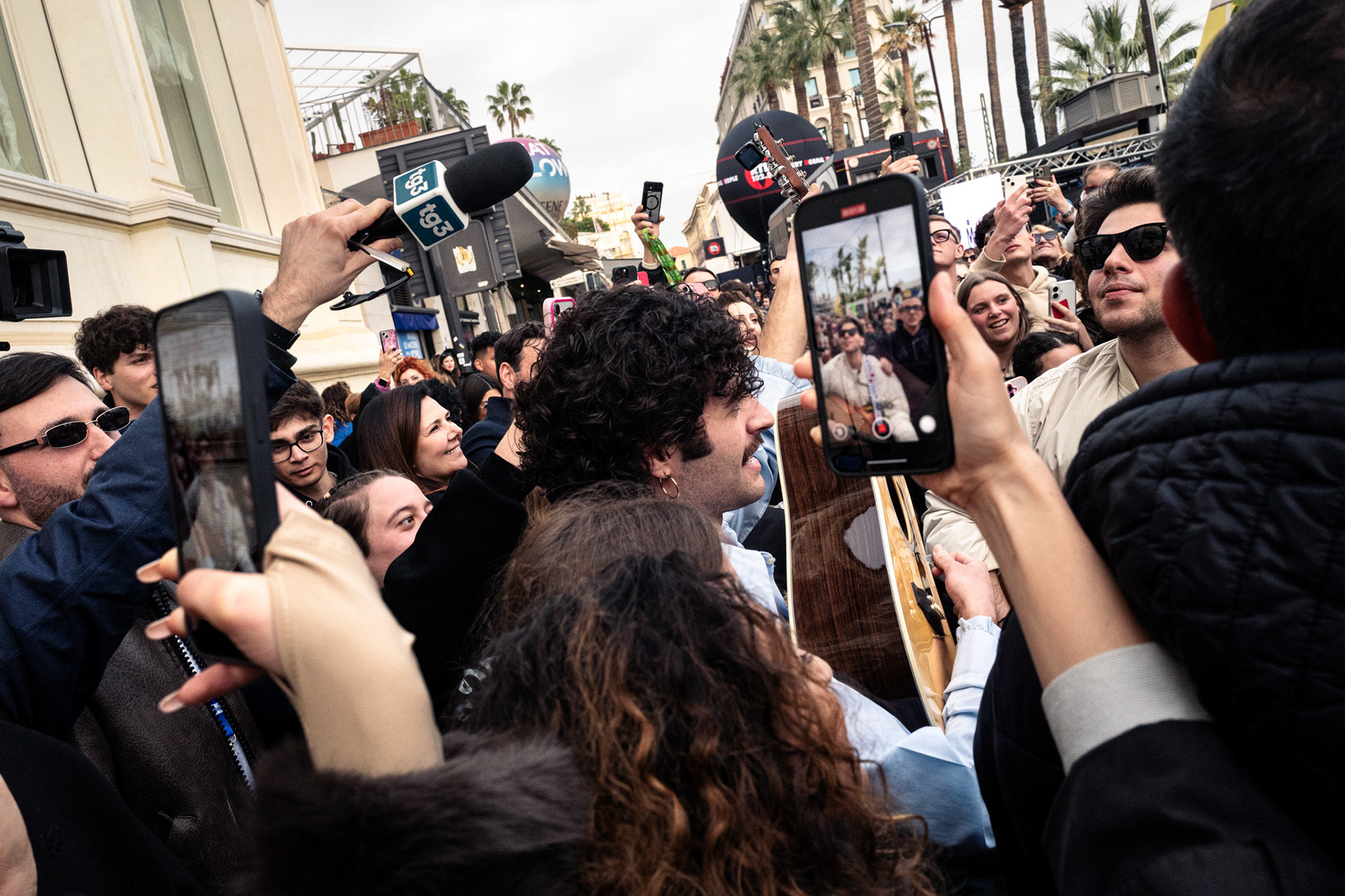 Il partecipante al festival Samurai Jay ed altri artisti si esibiscono di fronte all’Hotel de Paris.
