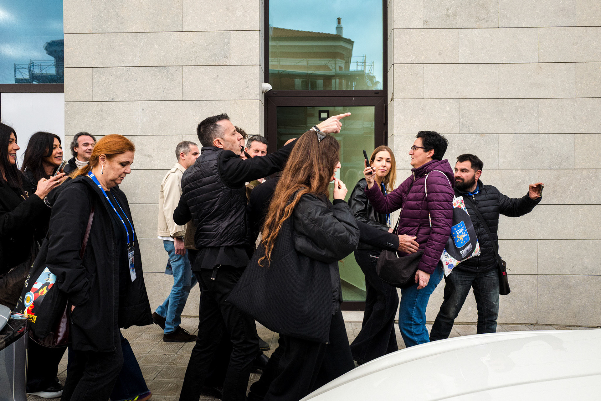 Caccia al selfie. Tommaso Paradiso viene circondato dai fan.