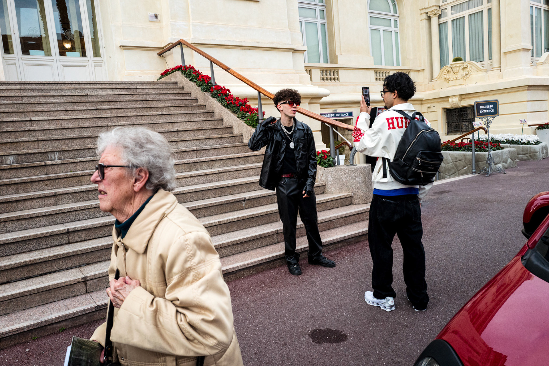 Questi ragazzi girano un video musicale davanti al Casinò.