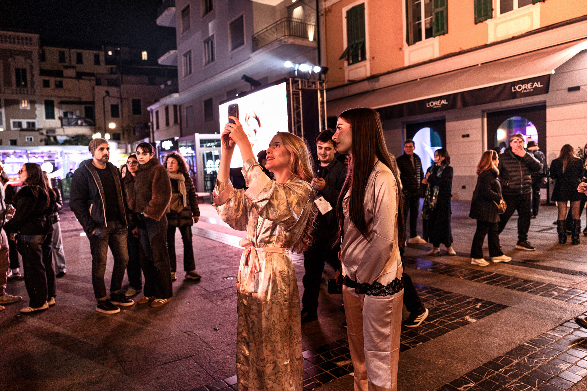 Alcuni momenti nella zona adiacente il teatro Ariston.