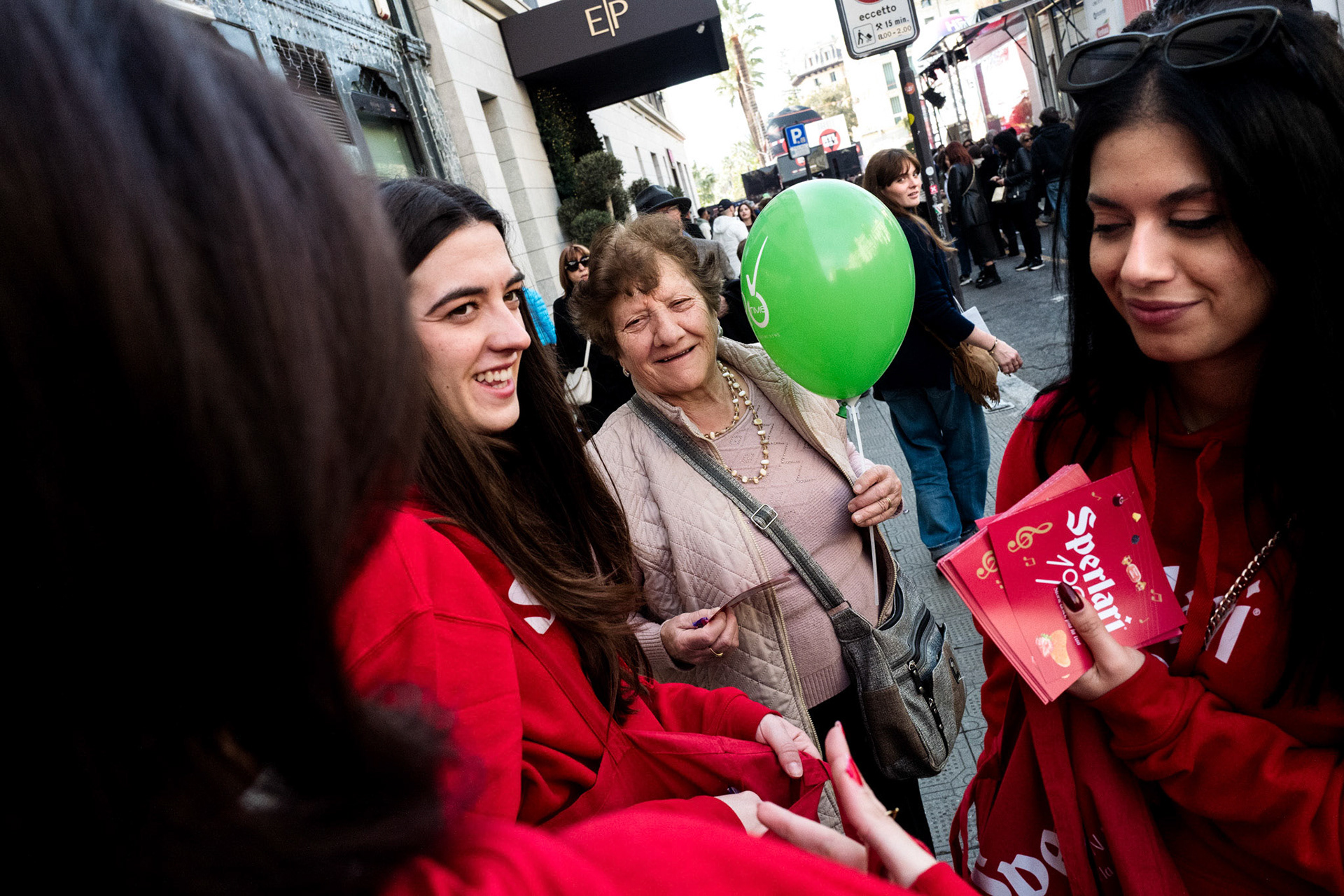 La distribuzione dei gadgets nei pressi della zona della città riservata alle radio.