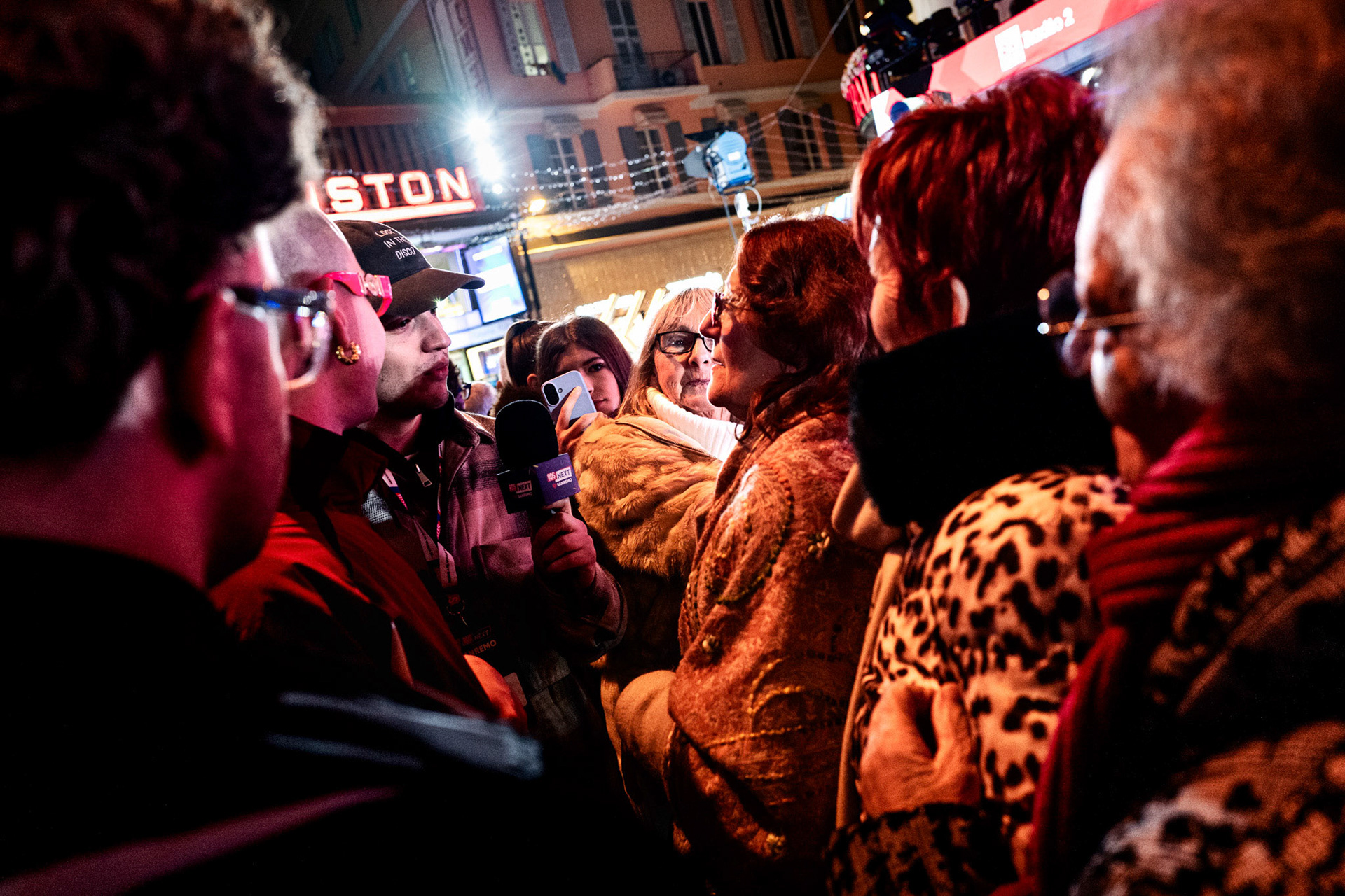 Alcune signore intervistate davanti al Teatro Ariston.