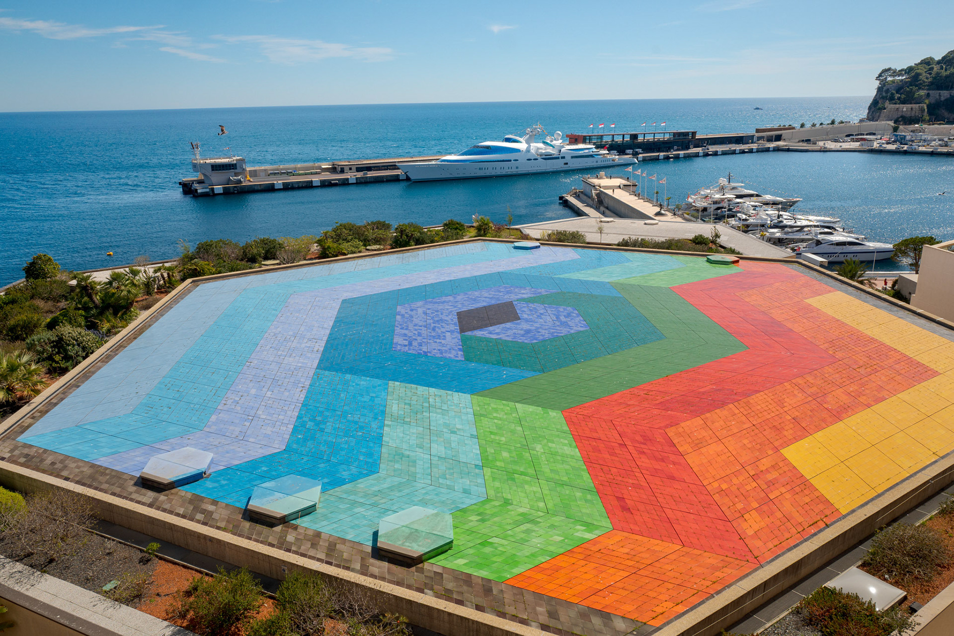 Il tetto dell'Auditorium Rainier III è il mosaico dell'artista Victor Vasarely. L'opera si intitola Hexa Grace.