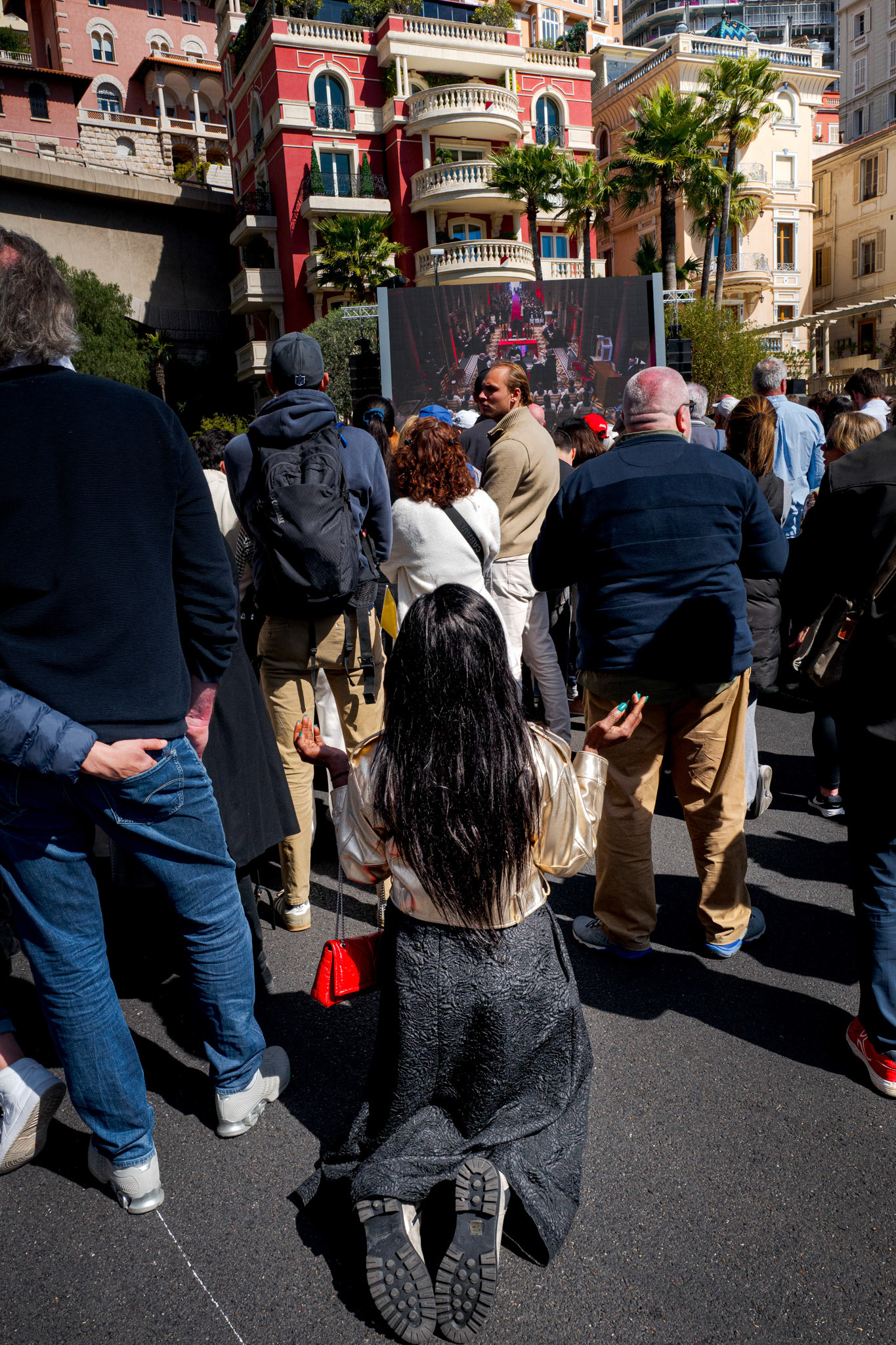 Una donna si inginocchia e ringrazia il Papa