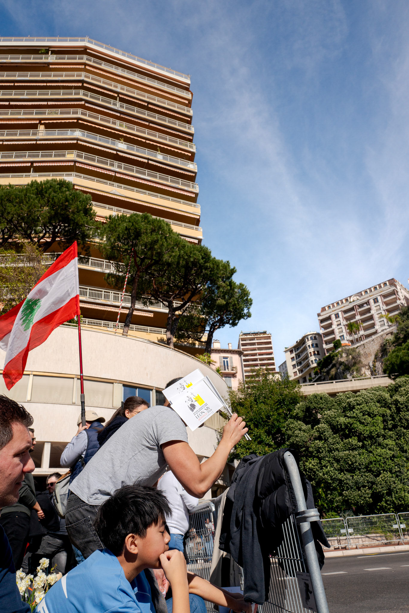 L'attesa sotto i palazzi monegaschi