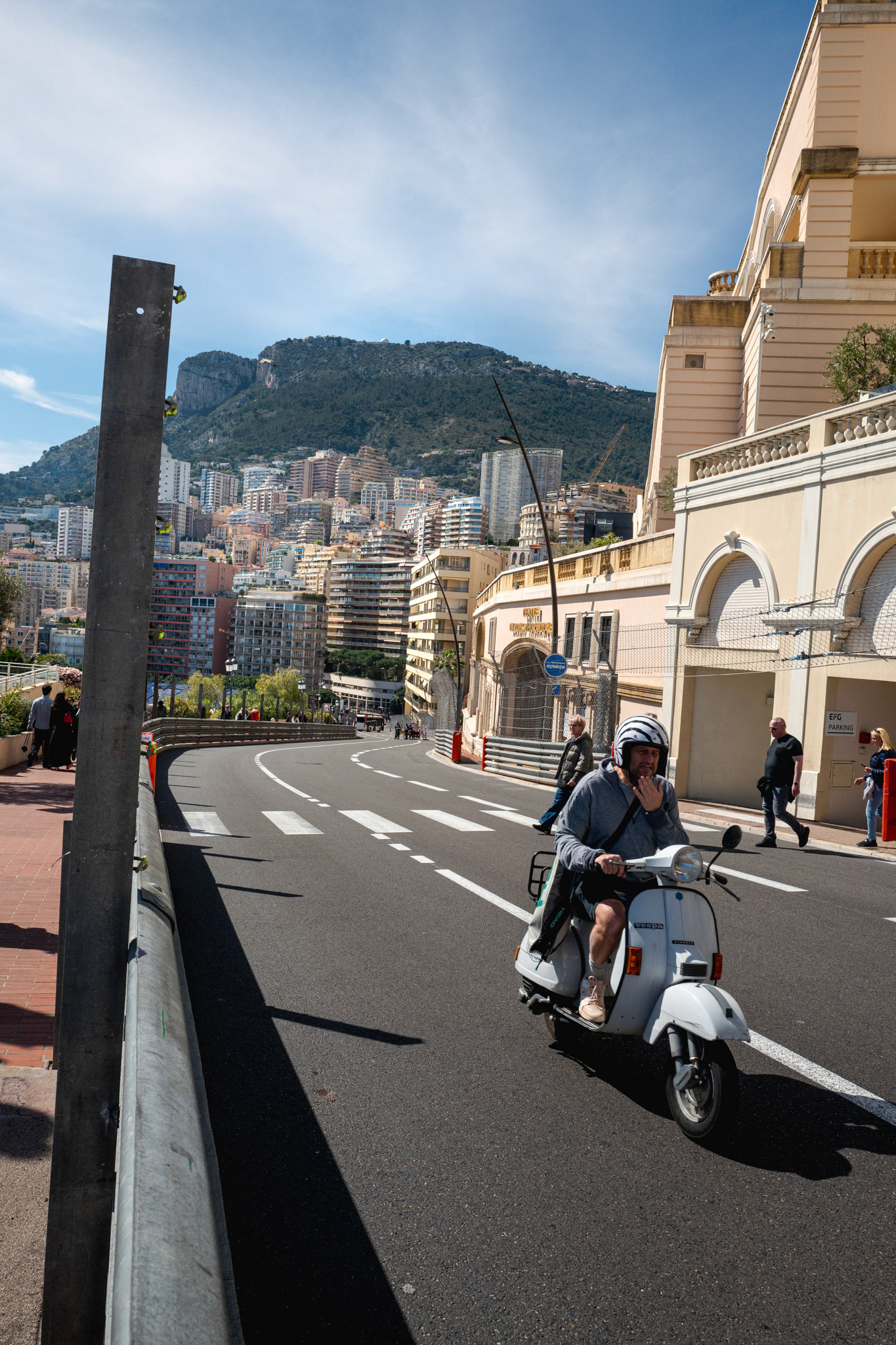 Uno scorcio della città. Le strade già pronte per ospitare il Gran Premio di Formula uno