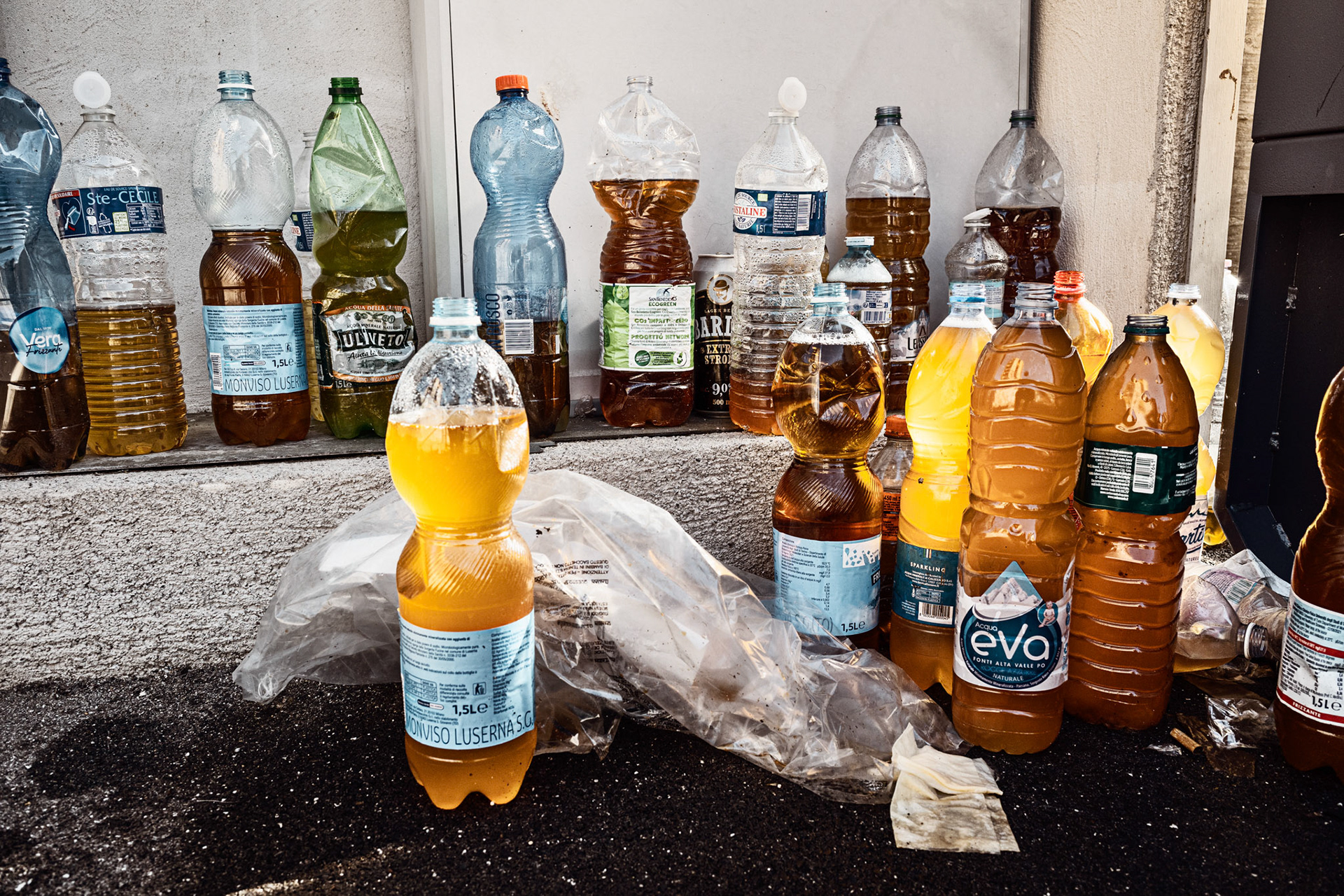Bottles full of urine used as toilets. The issue of access to water and sanitation is one of the major unresolved problems since the closure of the Roya camp (the transit centre was closed in 2020)