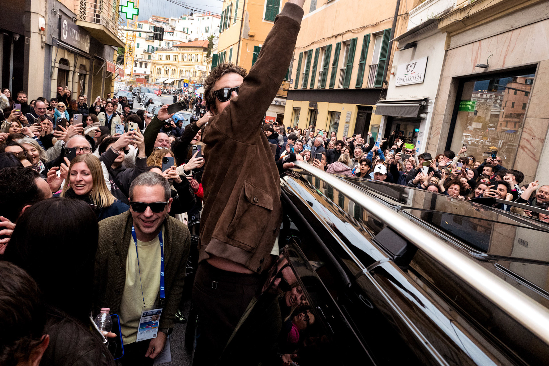 Tommaso Paradiso, blocca il traffico all’uscita dello spazio “Lego” allestito ad hoc con l’uscita del suo brano.