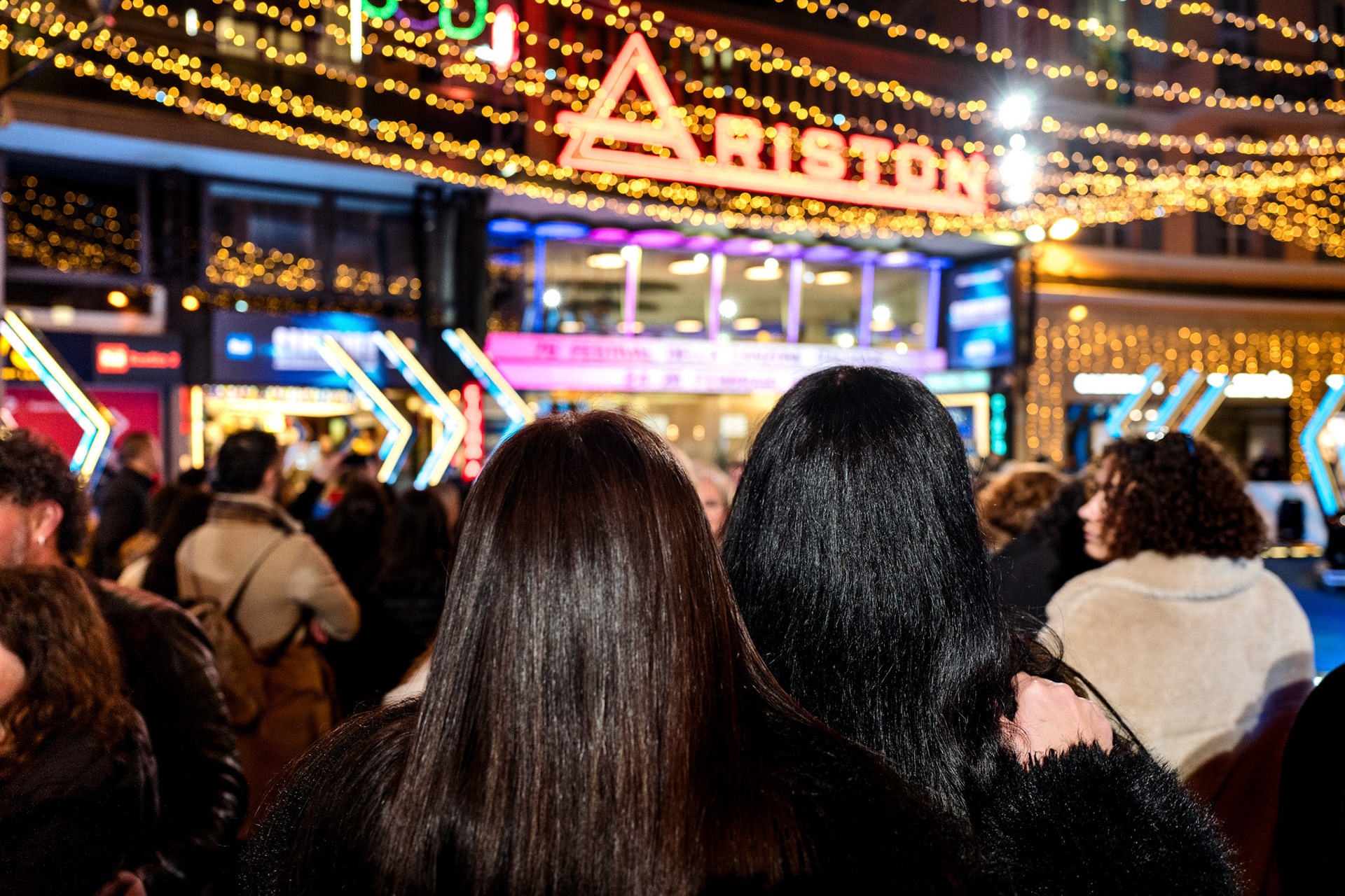 L’attesa per il pre Festival che si tiene di fronte l’ingresso del teatro Ariston.
