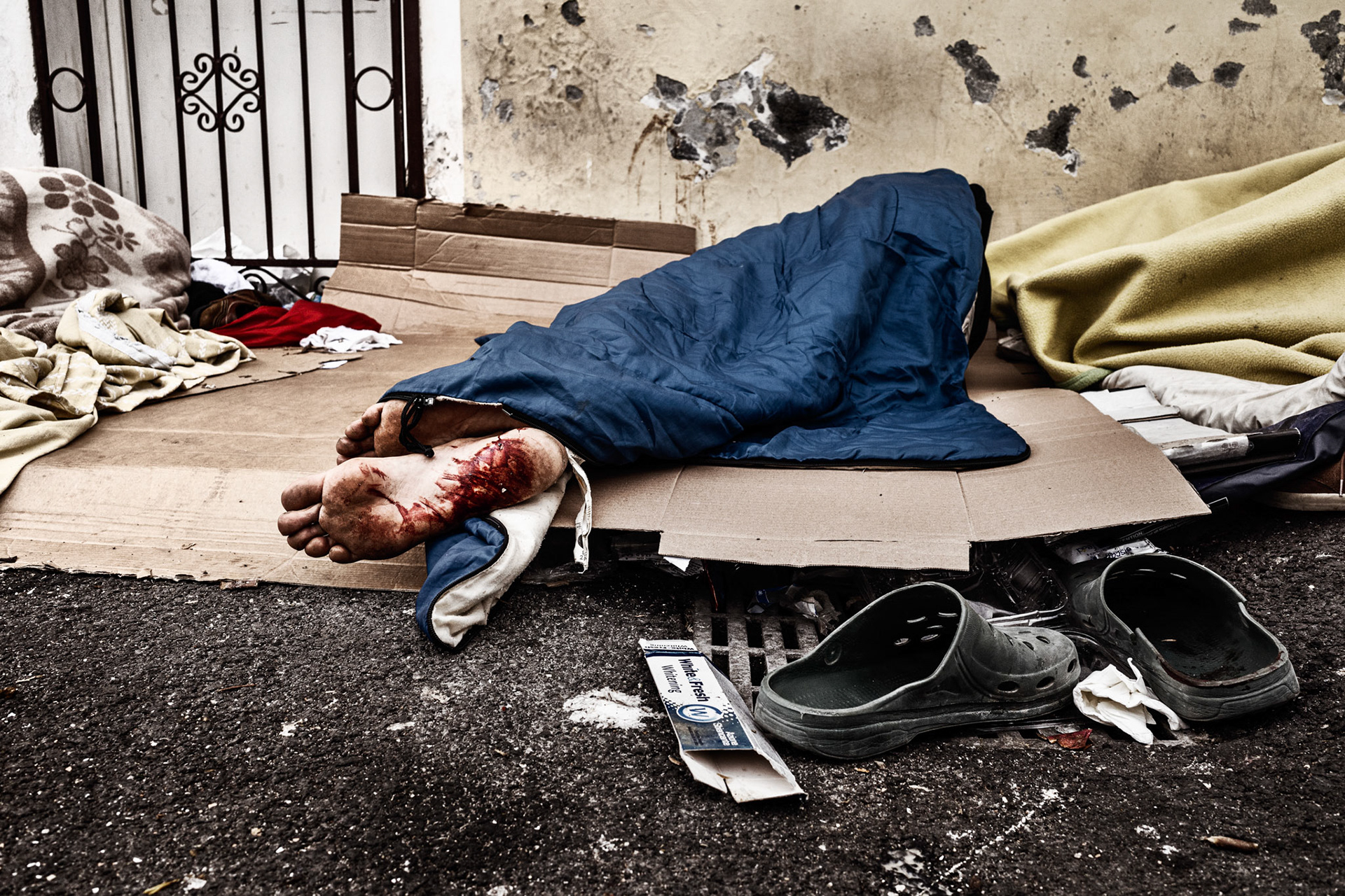 Evident signs of a troubled journey and night. This young Tunisian, having spent the night sleeping on some cardboard boxes, will be treated in the dispensary of Caritas Intemelia after waking up.