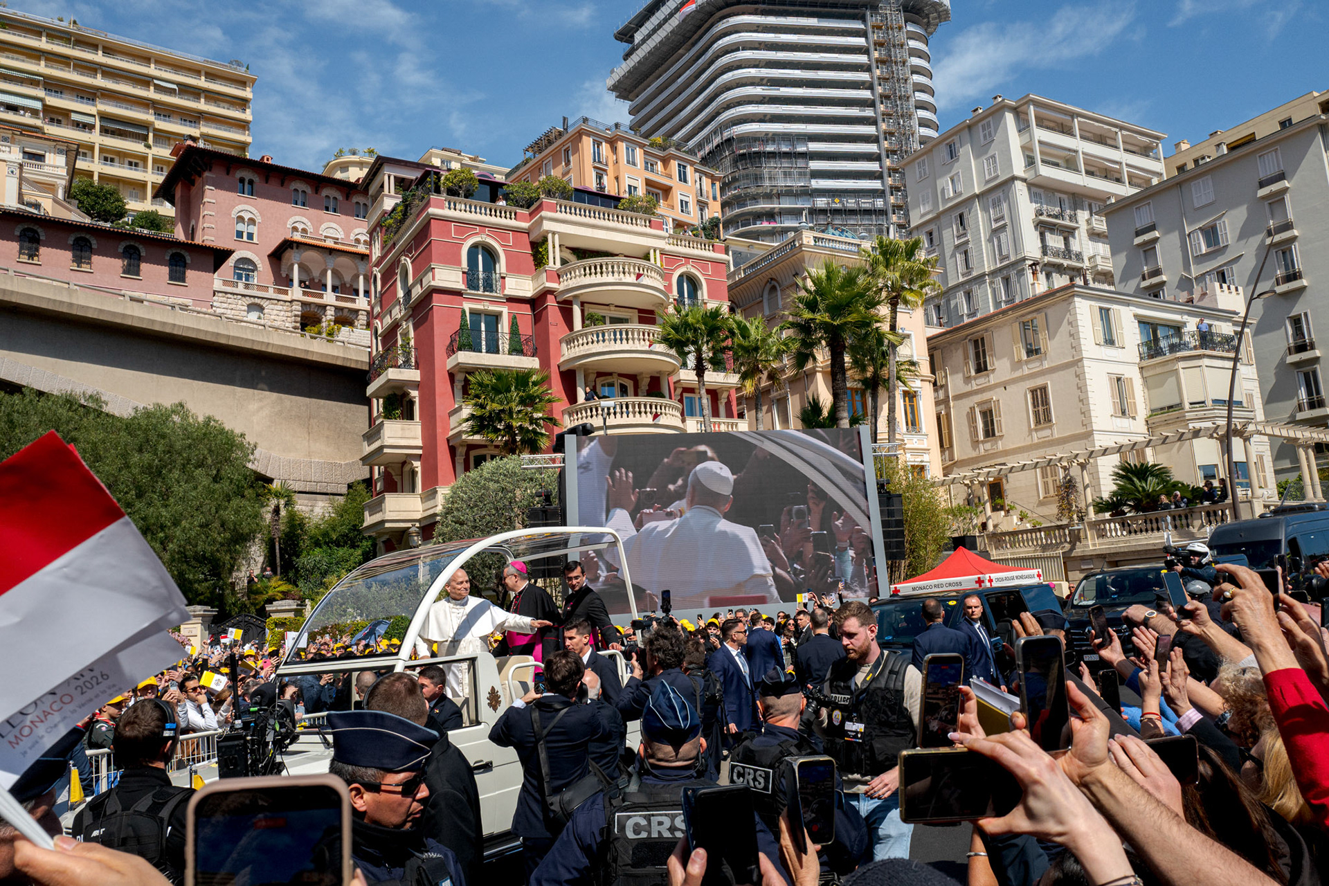 Il Papa saluta i fedeli e si avvia verso lo stadio dove proseguiranno gli eventi della giornata