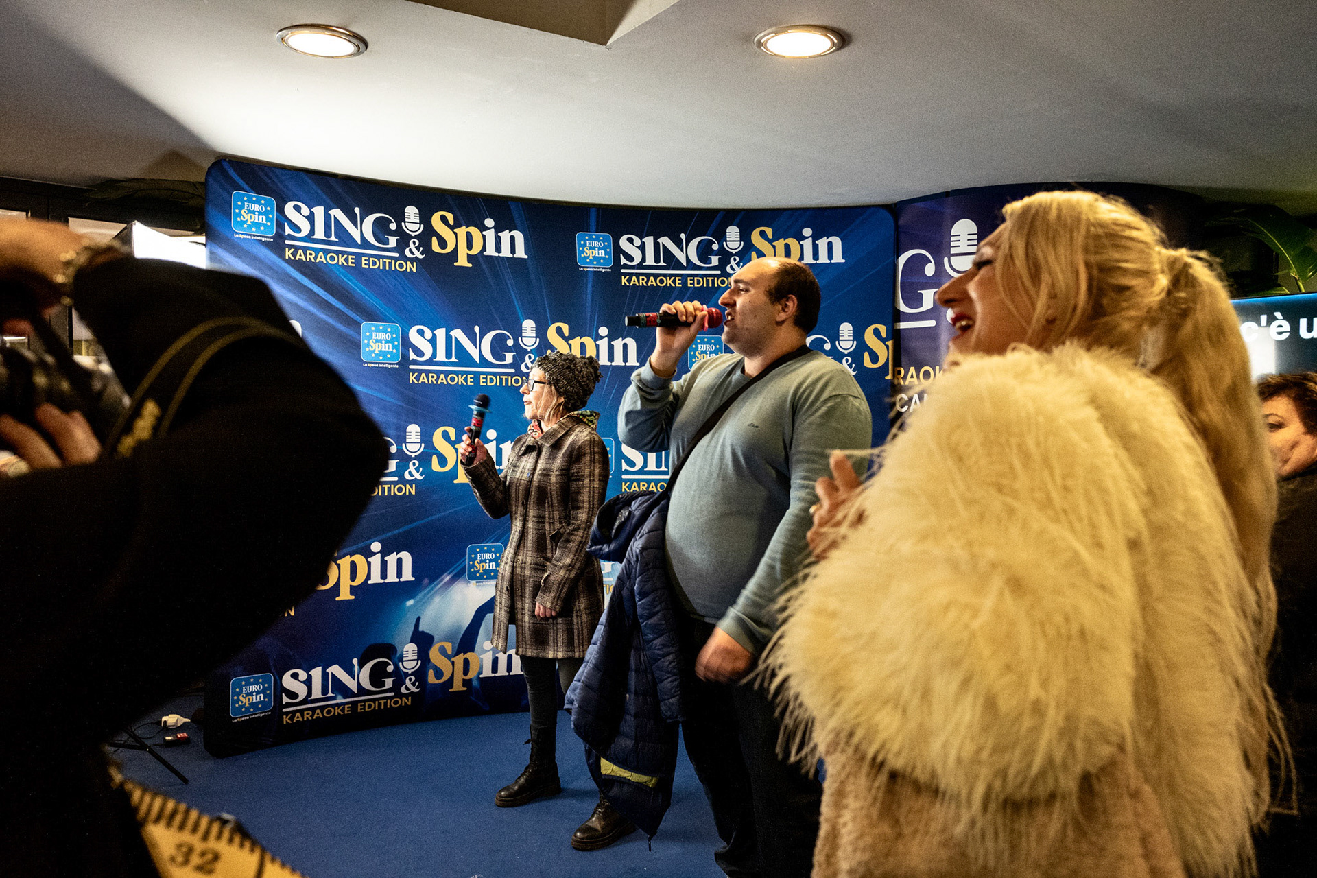 Il karaoke presso il Palafiori. Per l’occasione è stato implementato anche un piccolo punto vendita Eurospin.