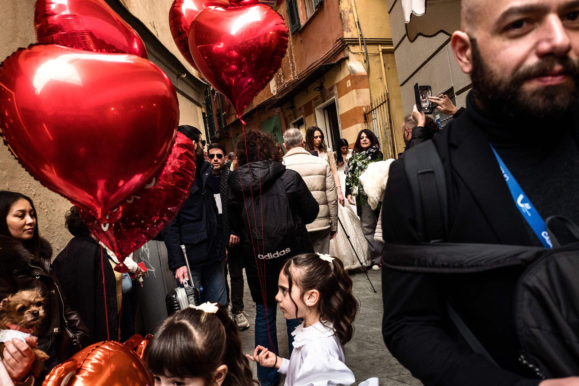 Un evento promozionale di abiti da sposa nel centro cittadino.