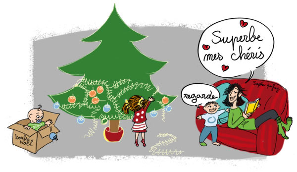 Des petits enfants décorent tout seuls le sapin sous le regard attendri de leur mère.