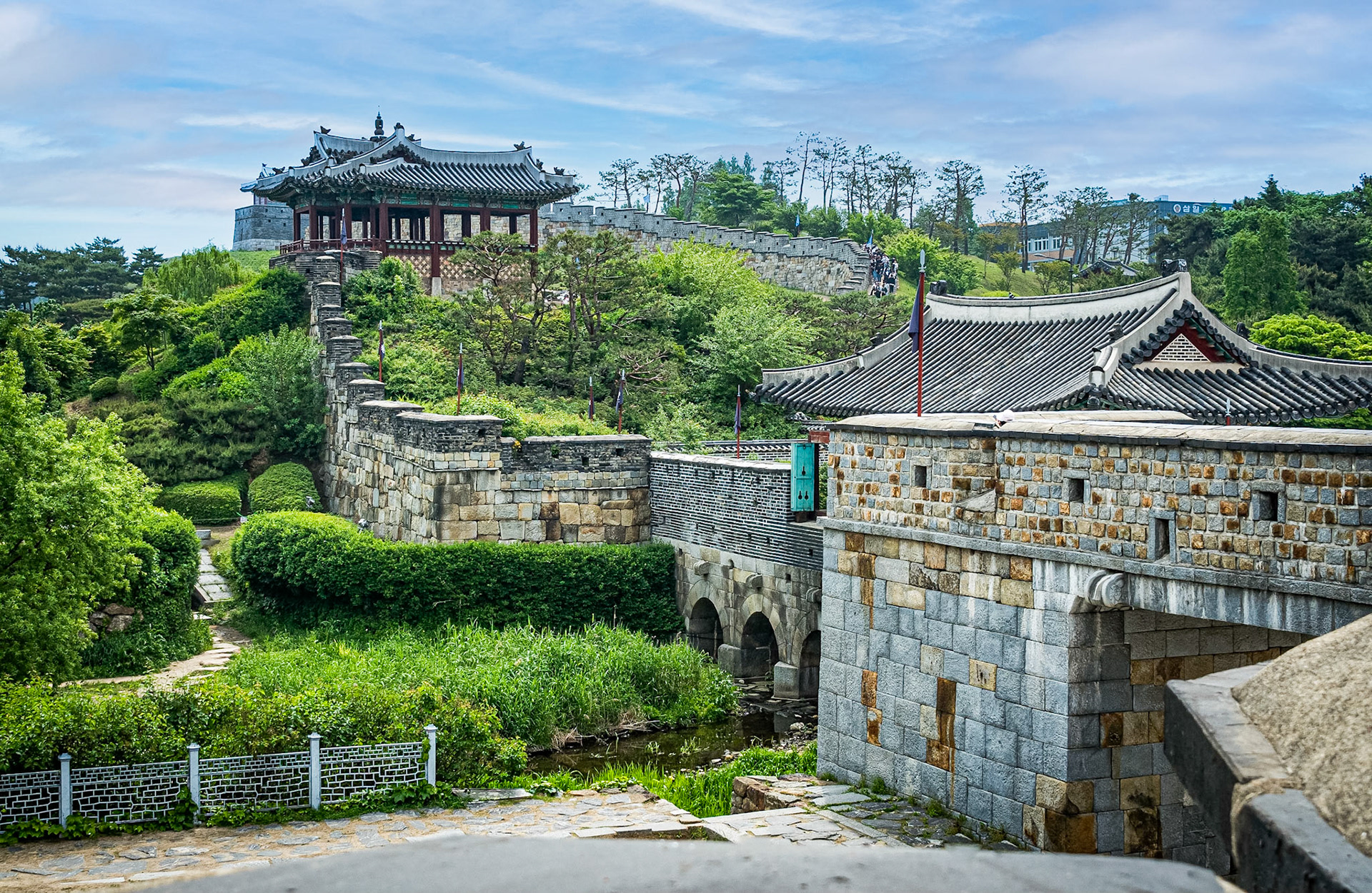 Dongbuk Gaknu (Banghwasuryujeong) and Hwahongmun