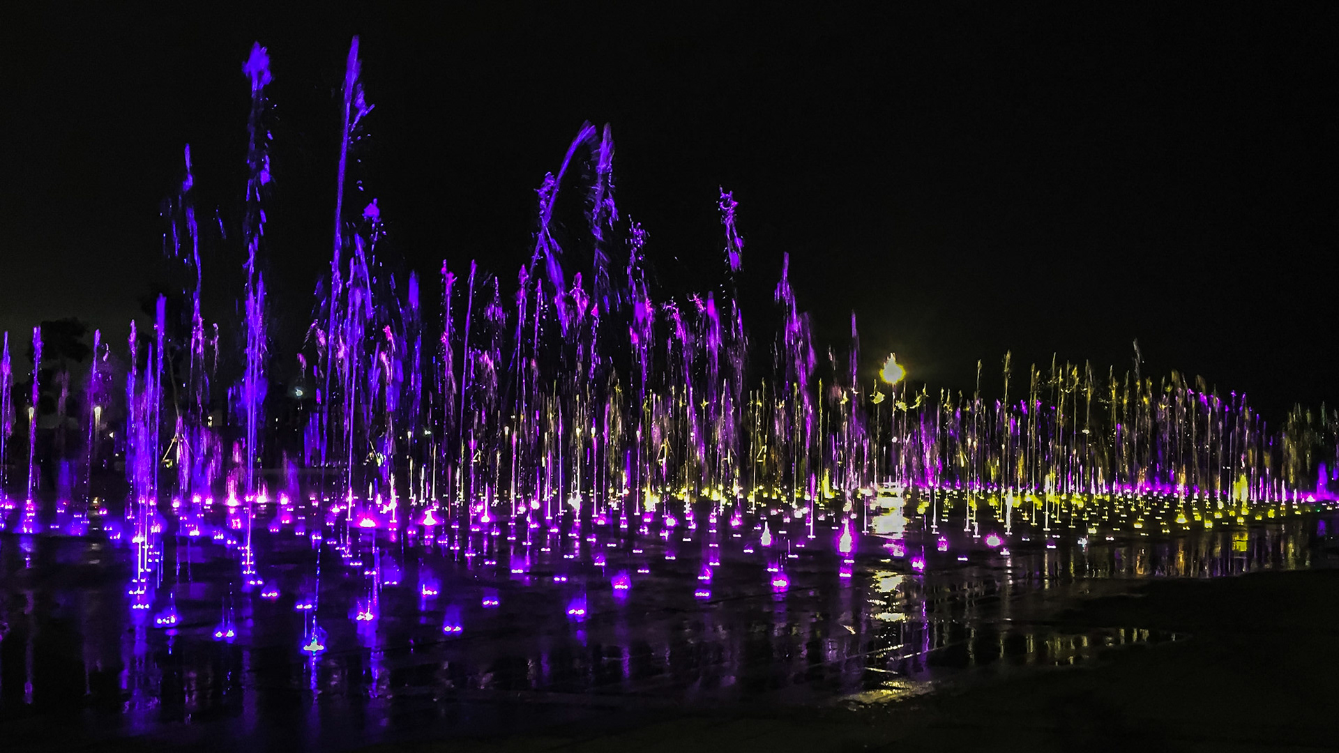 Quang Trurong Mai Troi night dancing fountain