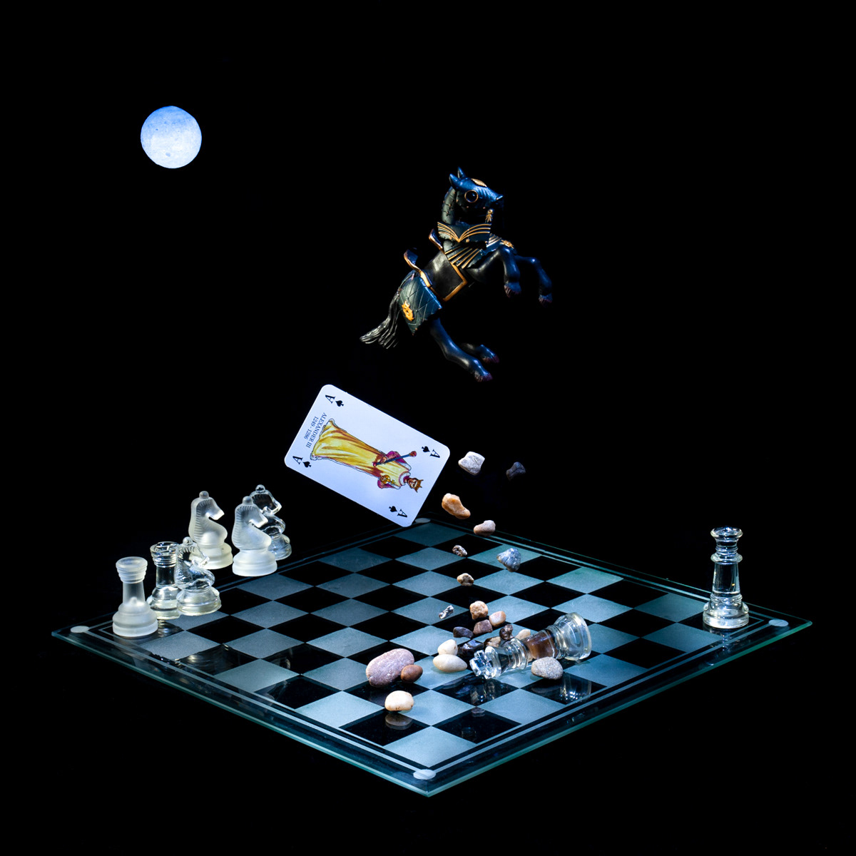 Photographic art that tells the story of the death of King Alexander III which led to the Wars of Independence, using a chessboard, playing card and objects.