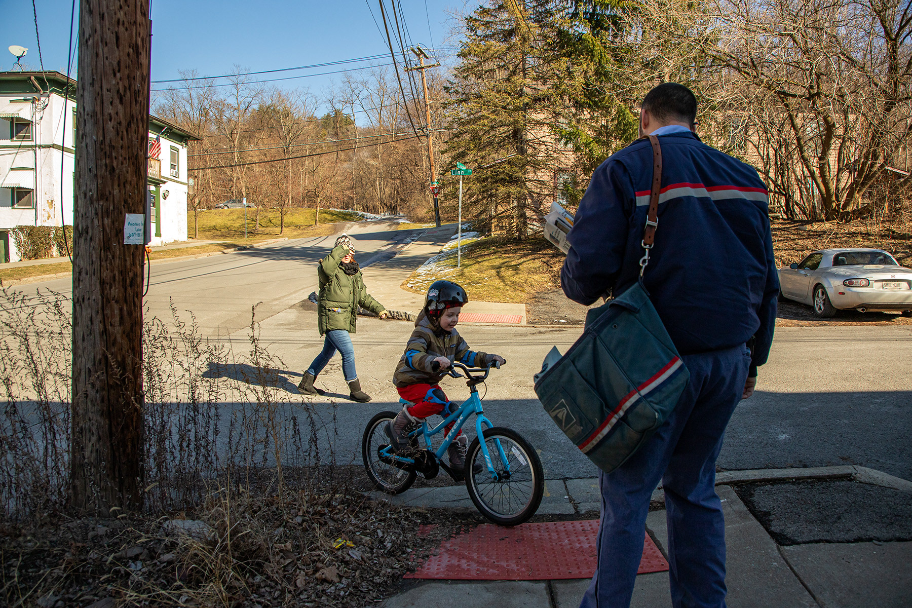 Jeff Hubberman, an United States Postal Service carrier, greets Ithaca residents Wednesday, Feb. 21, 2024 on Lincoln Street, Ithaca, NY. Photo by Xinyi Qin.