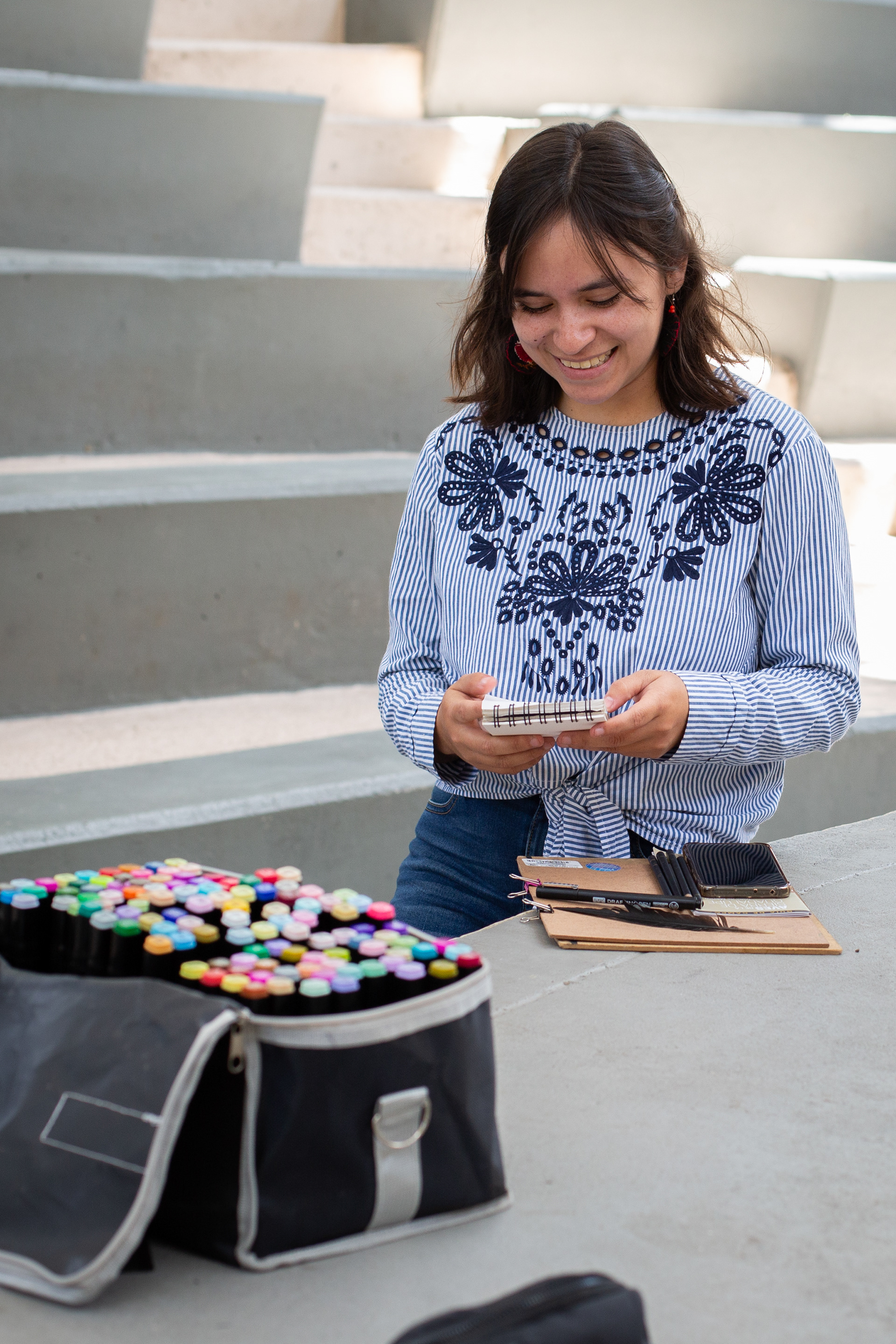 Kirsten muy feliz al término de la actividad. El taller fue todo un éxito y los participantes se llevan sus dibujos y mucho conocimiento sobre las aves.
