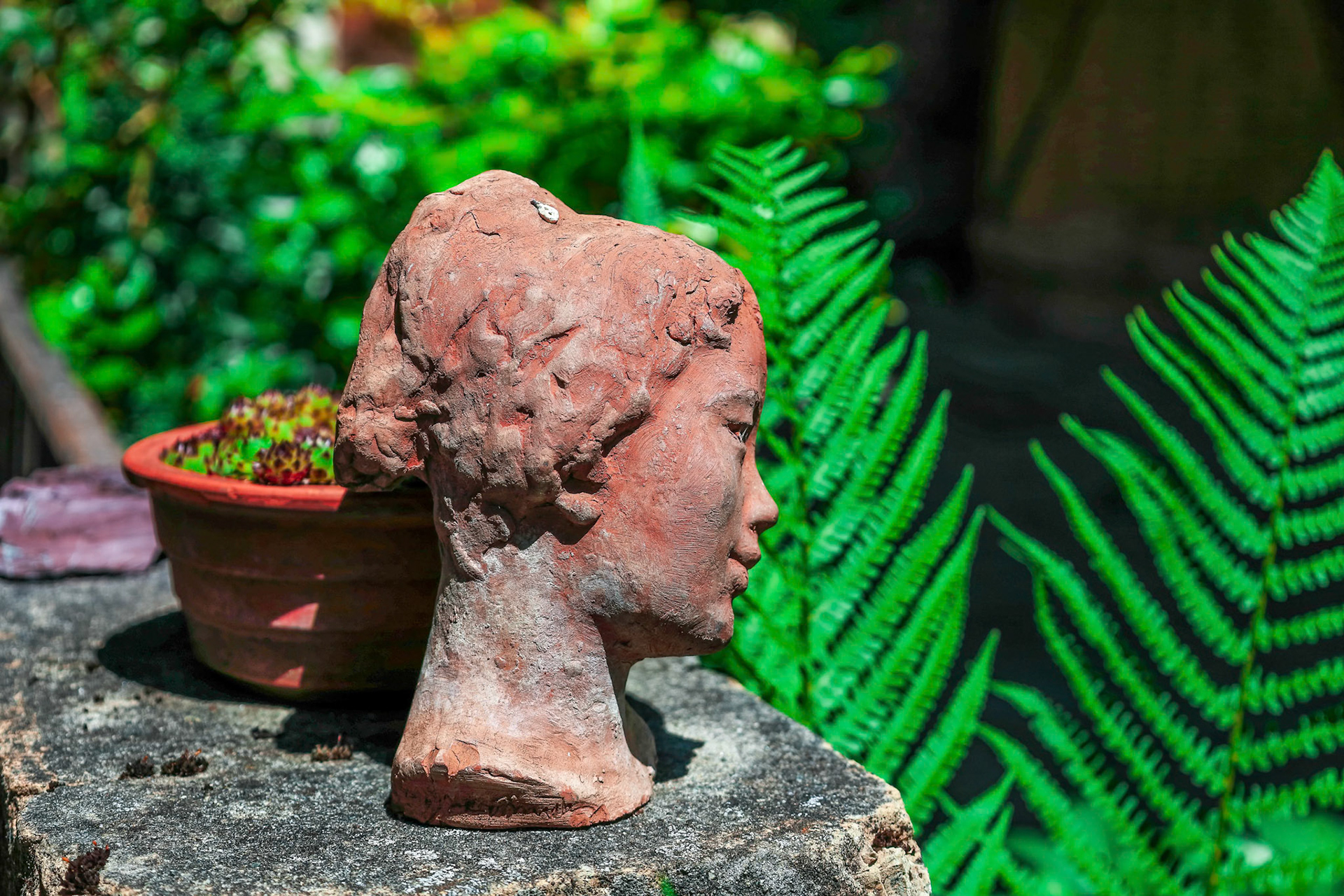 Statuette de femme en terre cuite