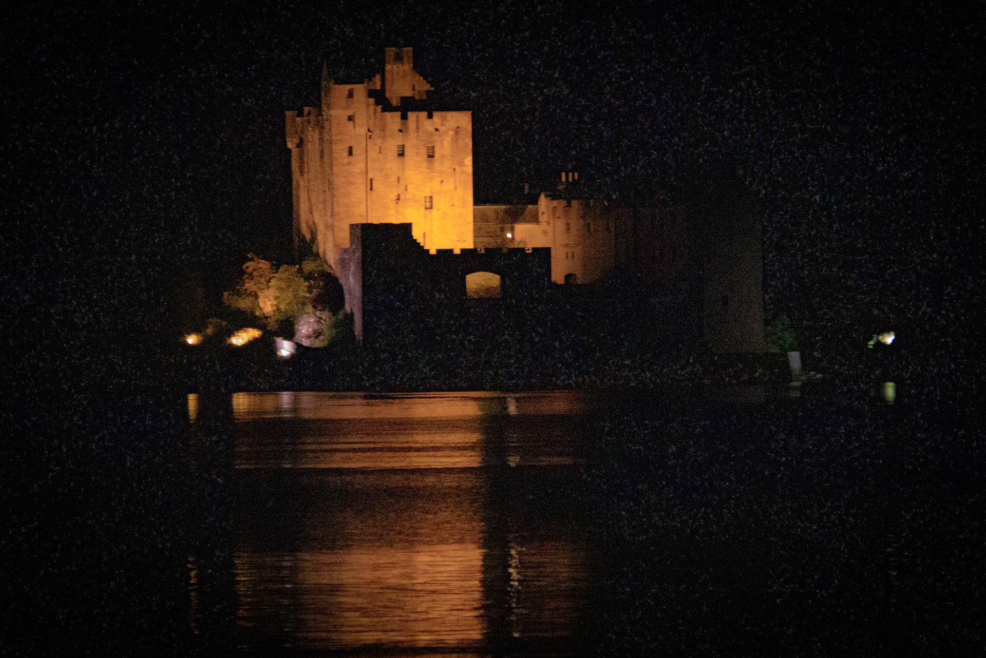 eilean donan castle at night