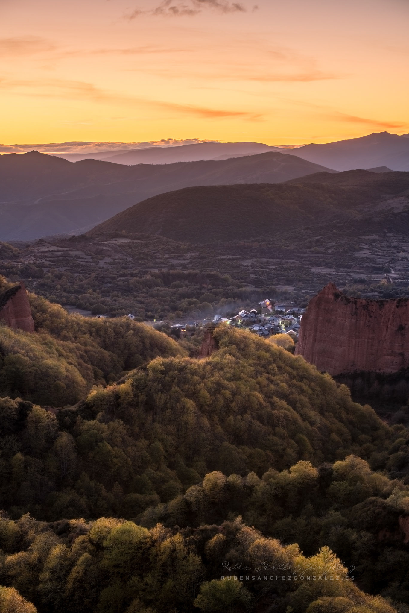 Pueblo de Médulas al Atardecer - Paisaje