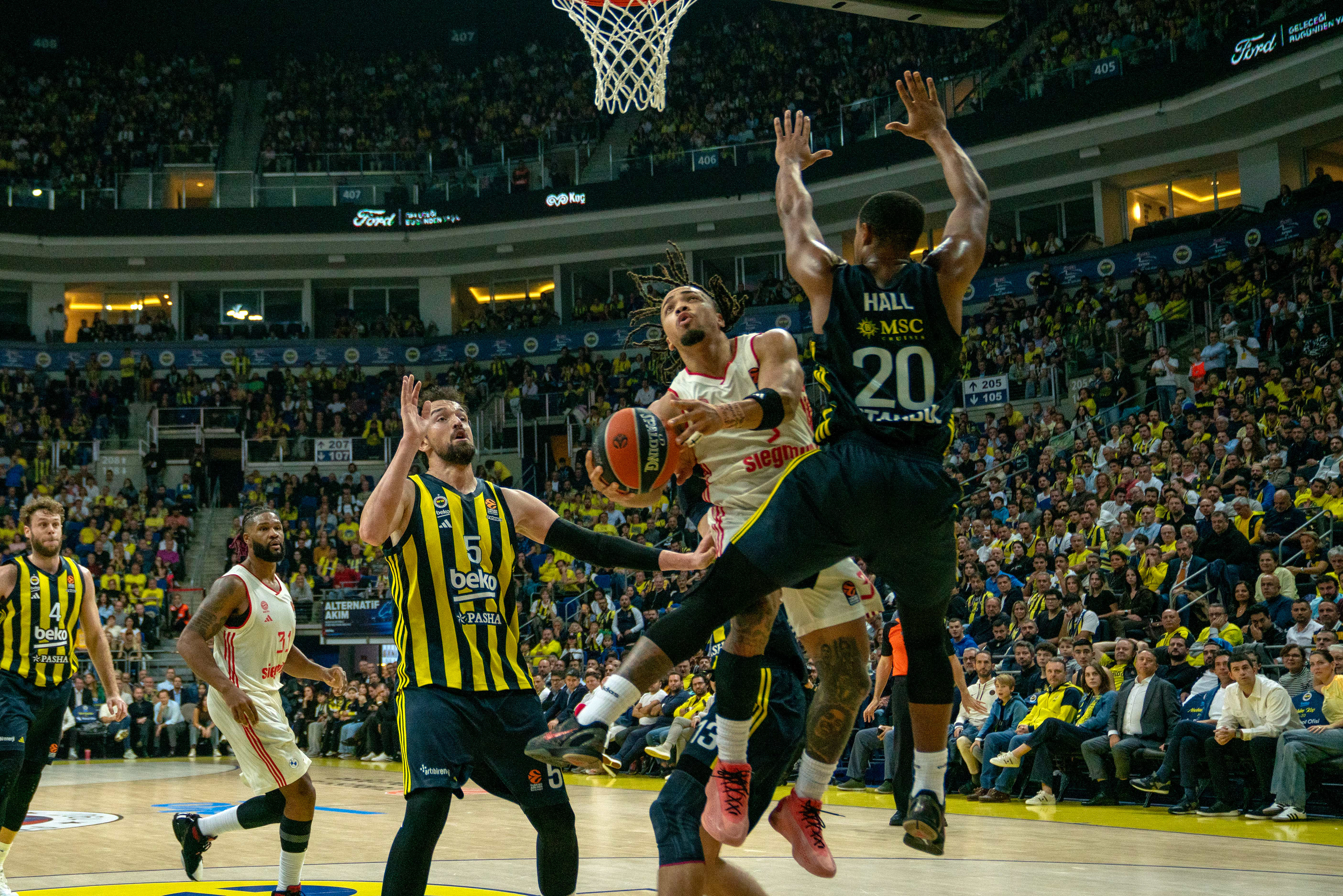 Devon Hall (R) of Fenerbahce in action against Carsen Edwards (C) of Bayern Munich during the EuroLeague during the EuroLeague Basketball match between Fenerbahce vs Bayern Munich in Istanbul, Turkey on November 12, 2024.