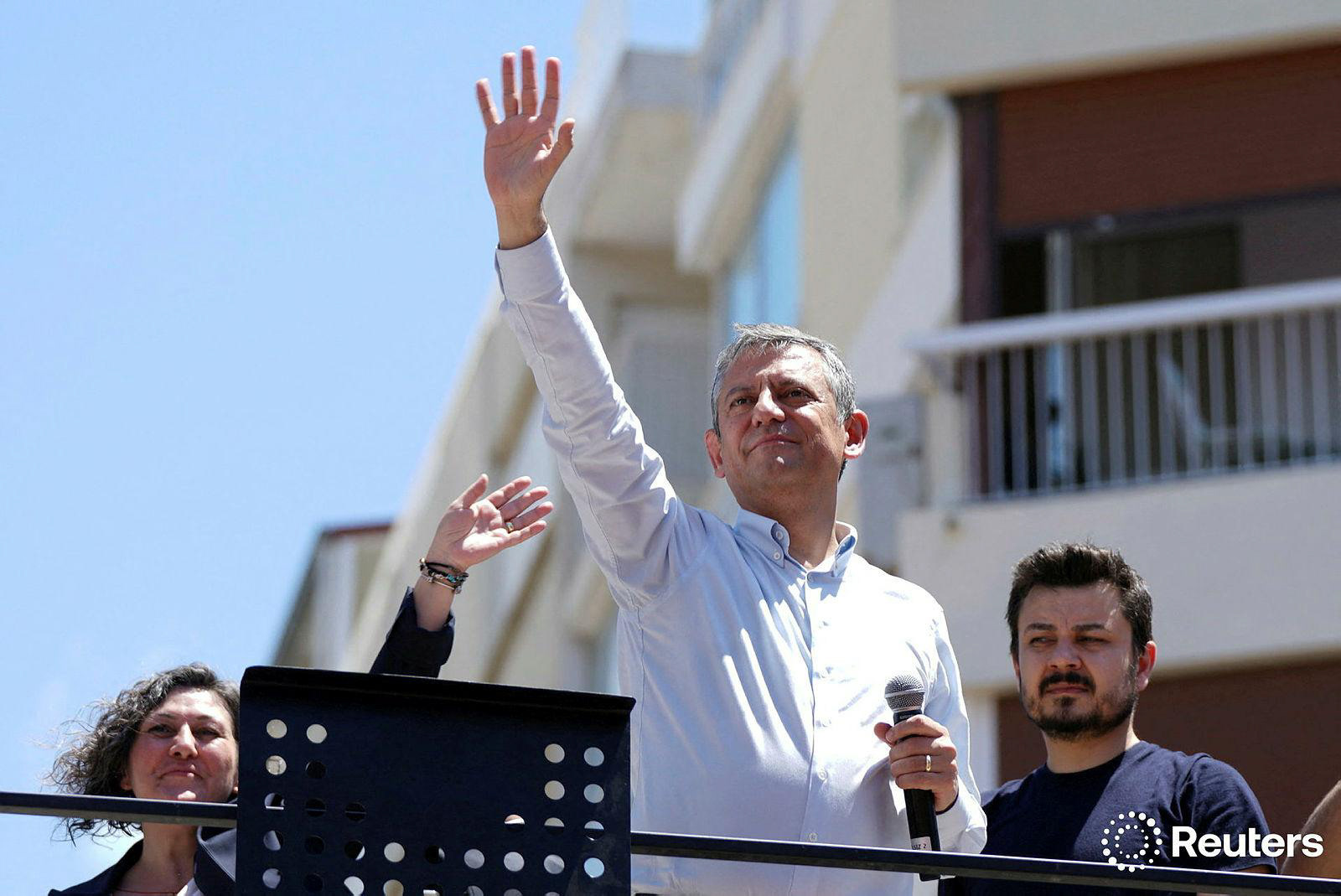 Ozgur Ozel, the ousted chairman of the main opposition Republican People’s Party (CHP), greets his supporters during a rally in Izmir, Turkey, May 26, 2026.