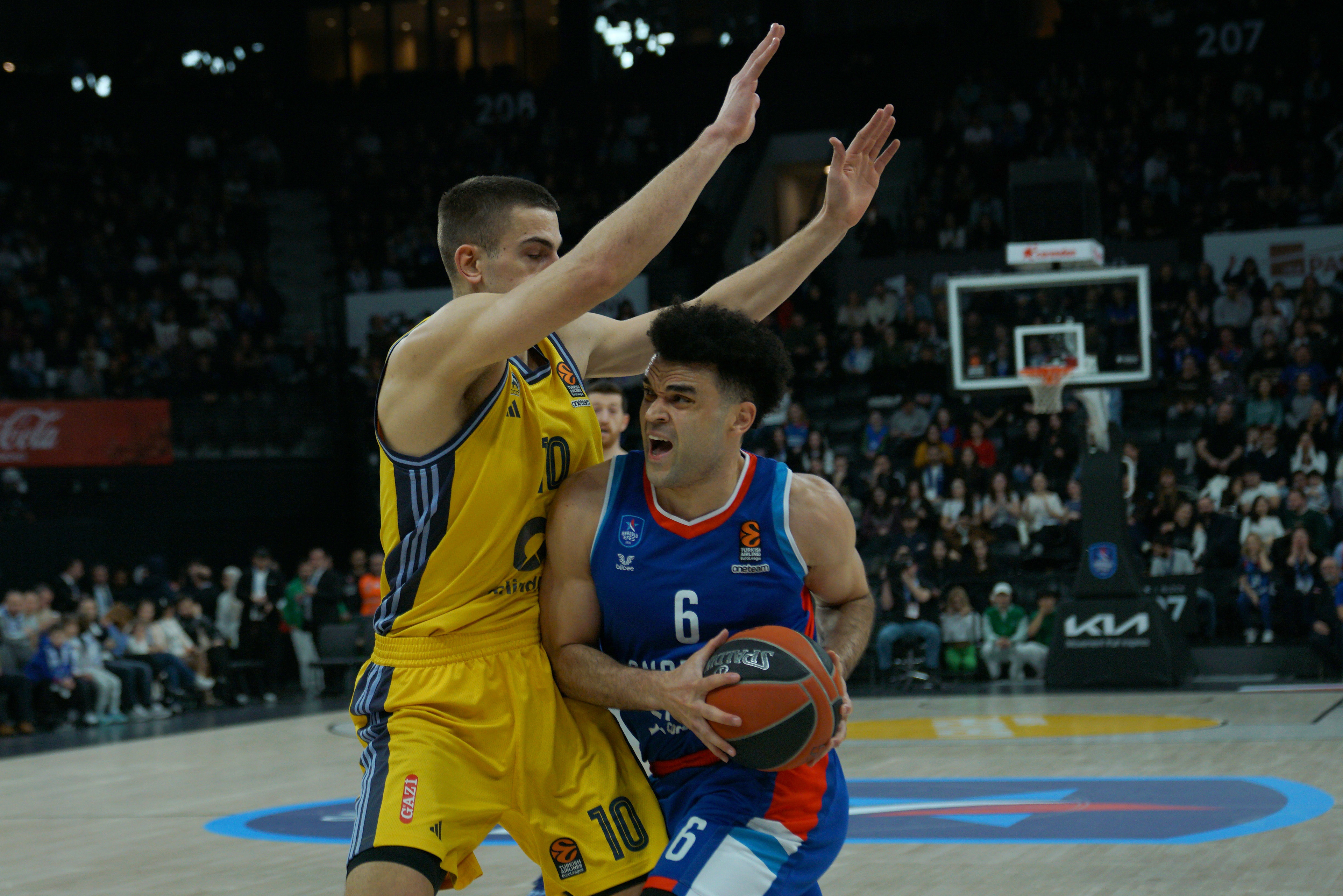 Elijah Bryant (R) of Anadolu Efes in action against Tim Schneider (L) of Alba Berlin during the EuroLeague Basketball match between Anadolu Efes vs Alba Berlin in Istanbul, Turkey on February 28, 2025.