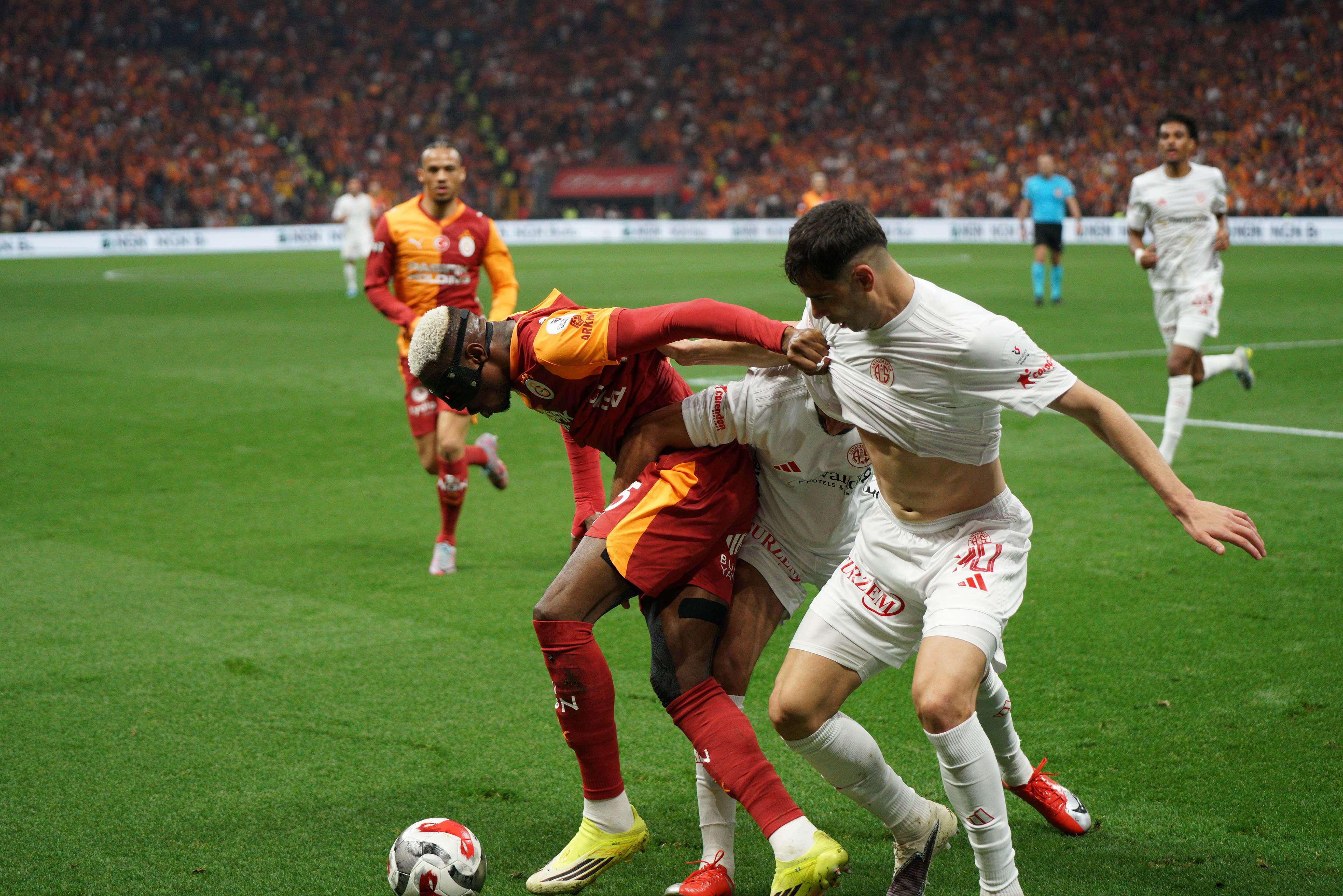Victor Osimhen (L) of Galatasaray in action against Lautaro Giannetti (R) of Antalyaspor during the Turkish Super League soccer match between Galatasaray and Antalyaspor in Istanbul, Turkey, 9 May 2026.