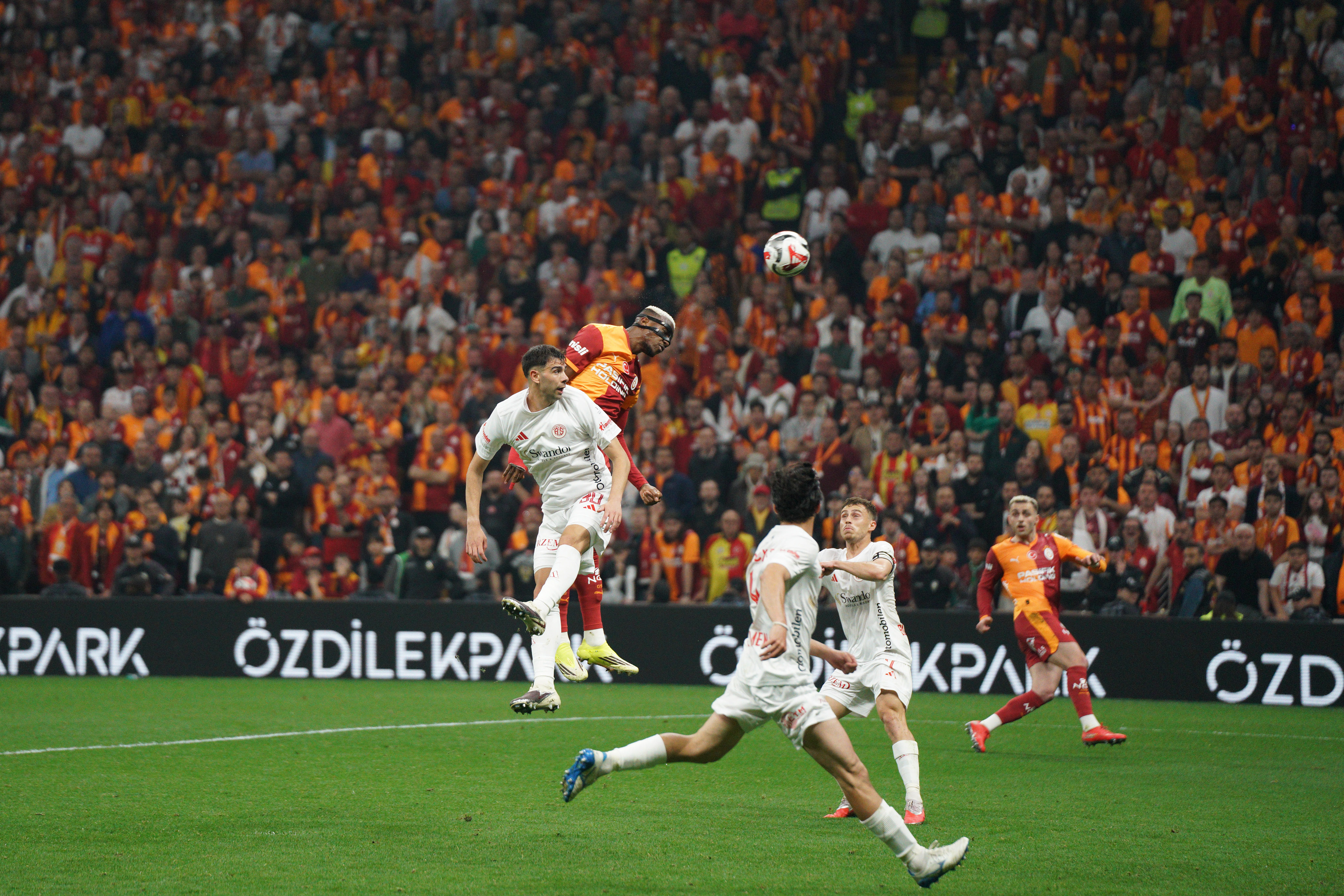 Victor Osimhen (C-back) of Galatasaray in action against Lautaro Giannetti (C-front) of Antalyaspor during the Turkish Super League soccer match between Galatasaray and Antalyaspor in Istanbul, Turkey, 9 May 2026.