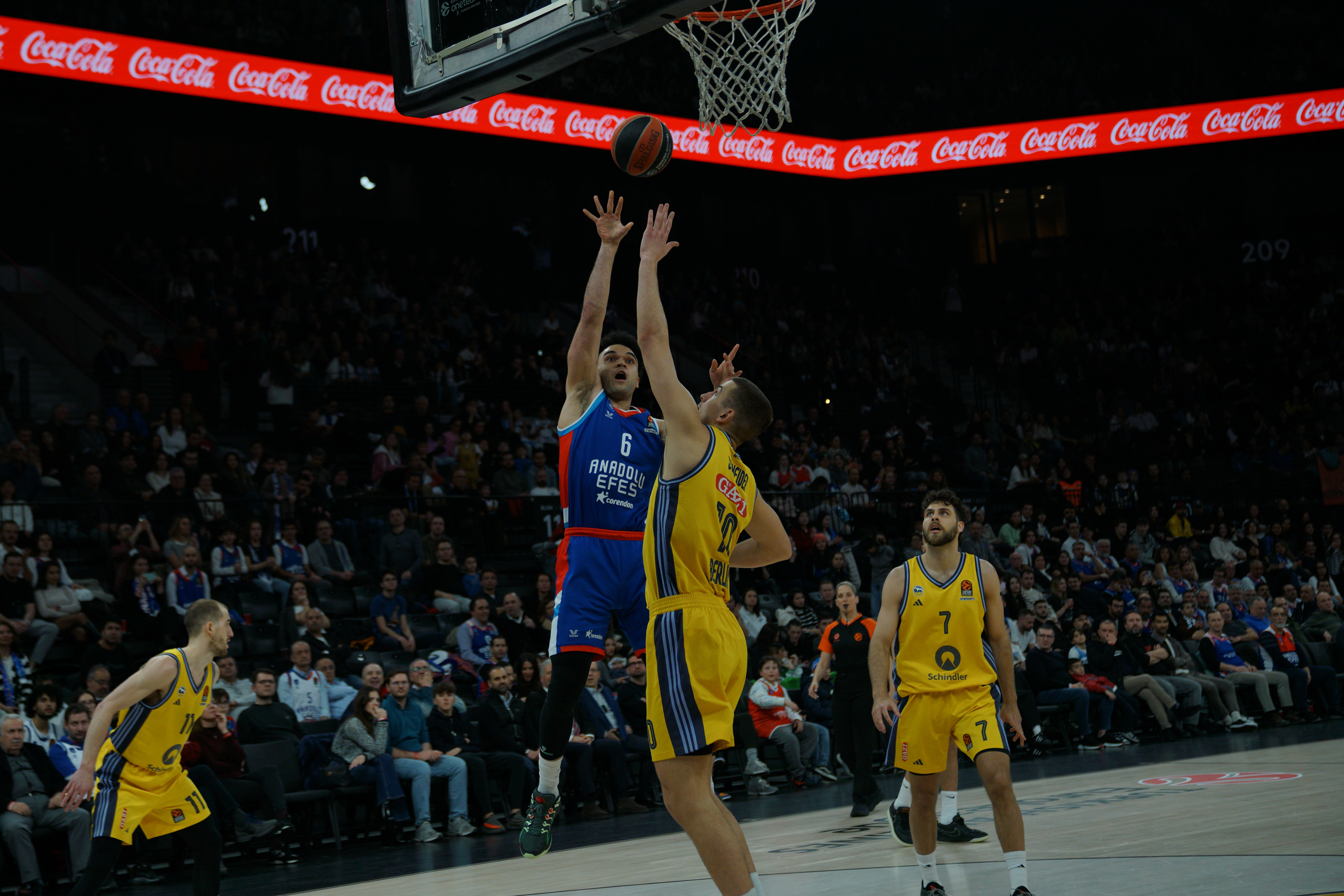 Elijah Bryant (L) of Anadolu Efes in action against Tim Schneider (R) of Alba Berlin during the EuroLeague Basketball match between Anadolu Efes vs Alba Berlin in Istanbul, Turkey on February 28, 2025.