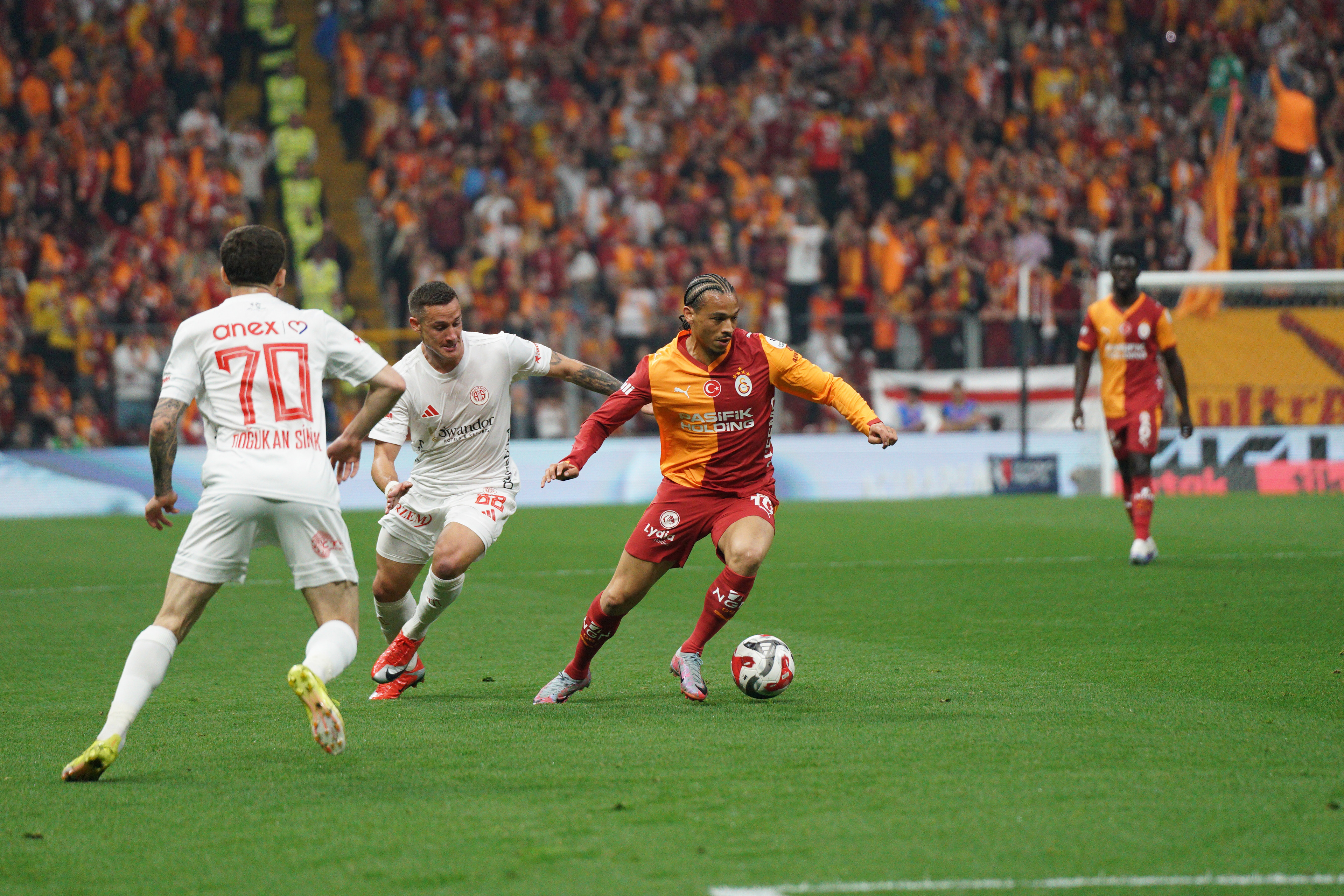 Leroy Sane (C) of Galatasaray in action against Dario Saric (L) of Antalyaspor during the Turkish Super League soccer match between Galatasaray and Antalyaspor in Istanbul, Turkey, 9 May 2026.