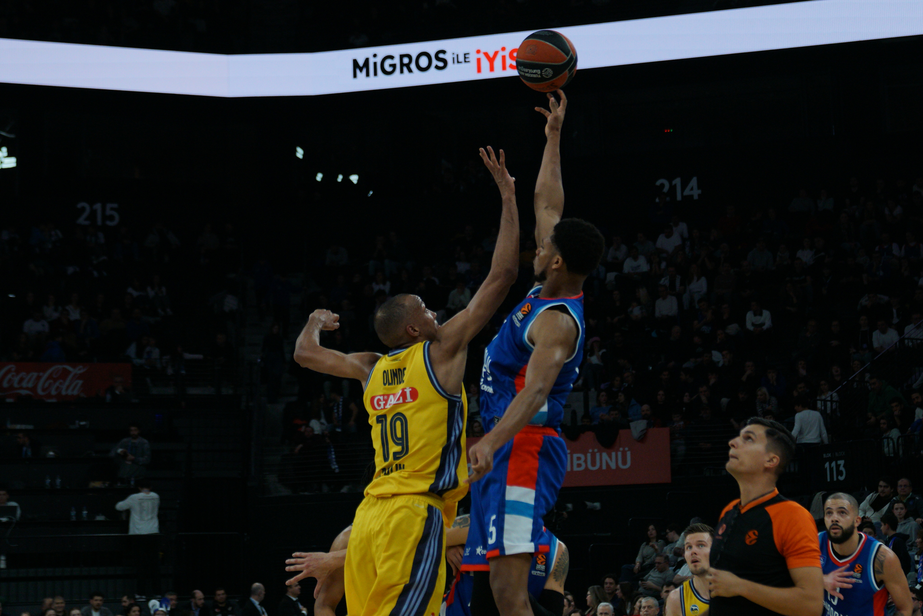 Perry Dozier Jr (R) of Anadolu Efes in action against Louis Olinde (L) of Alba Berlin during the EuroLeague Basketball match between Anadolu Efes vs Alba Berlin in Istanbul, Turkey on February 28, 2025.