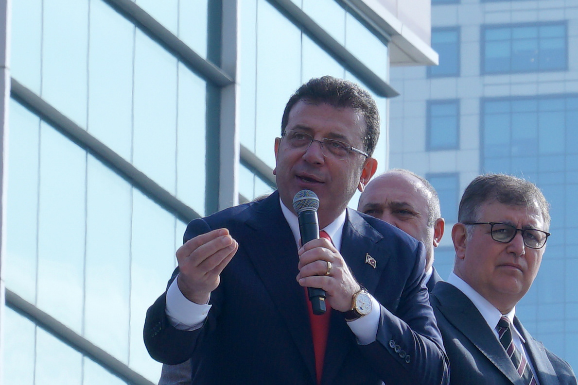 Istanbul Mayor Ekrem Imamoglu (C) gives a speech to the supporters of the Republican People's Party (CHP) in front of the Caglayan Courthouse, aftermath testifying within the scope of 2 separate investigations at the Caglayan Courthouse on January 31, 2025.