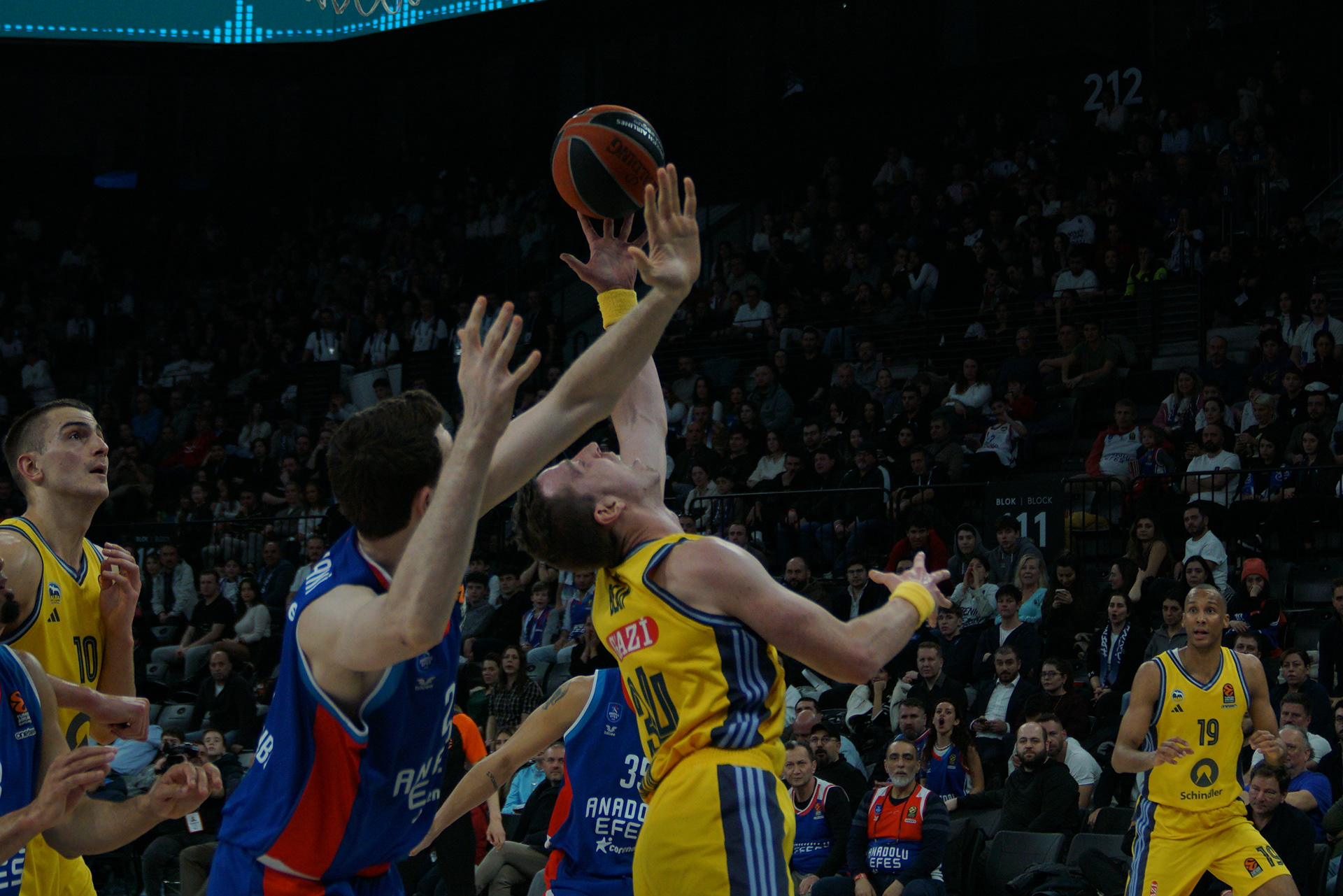 Justin Bean (C) of Alba Berlin in action during the EuroLeague Basketball match between Anadolu Efes vs Alba Berlin in Istanbul, Turkey on February 28, 2025.