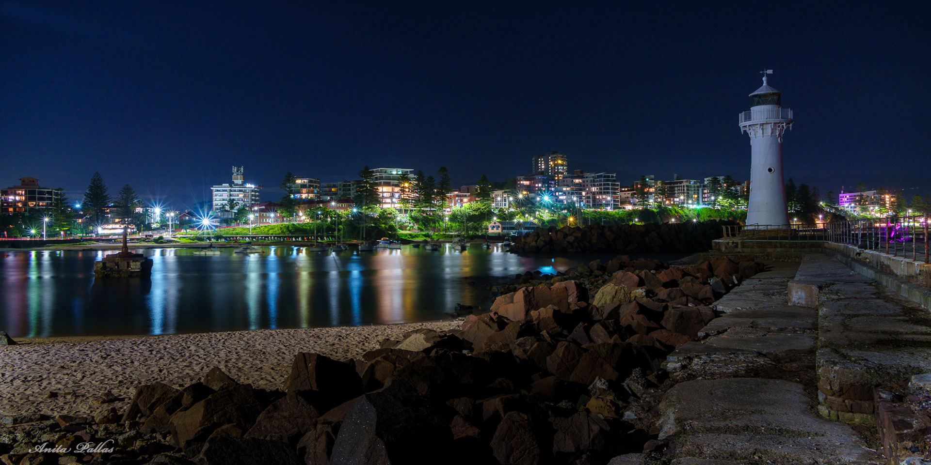The little lighthouse, Wollongong Harbour