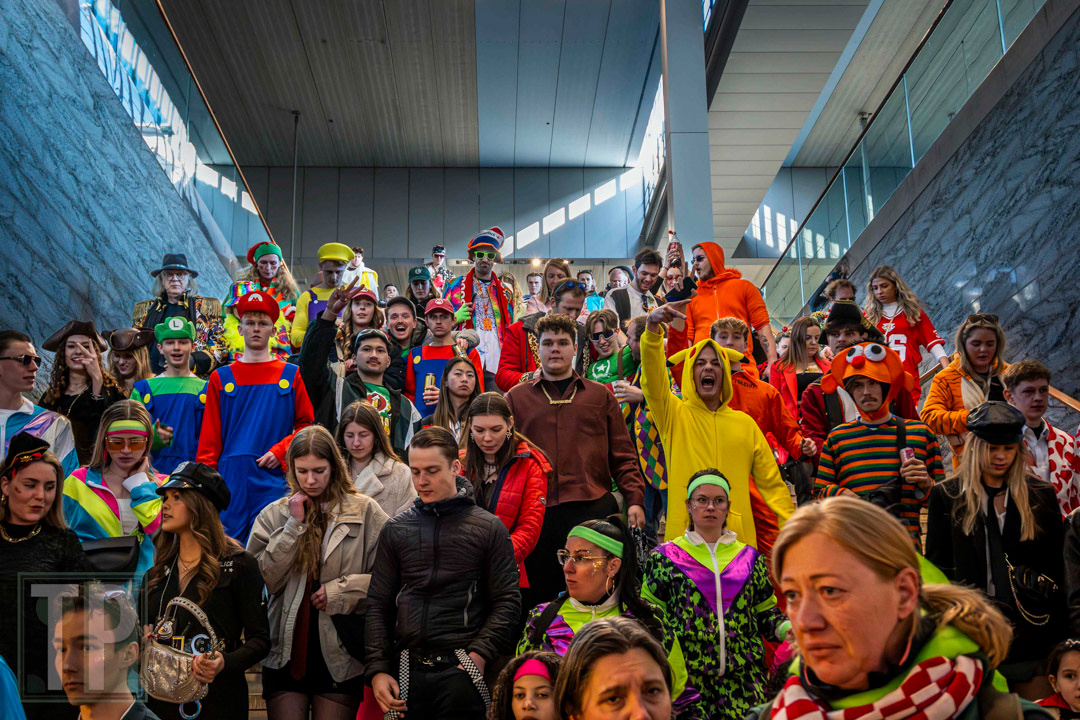 Carnaval 2025 in Breda, the Netherlands, starts with a packed central trainstation.
