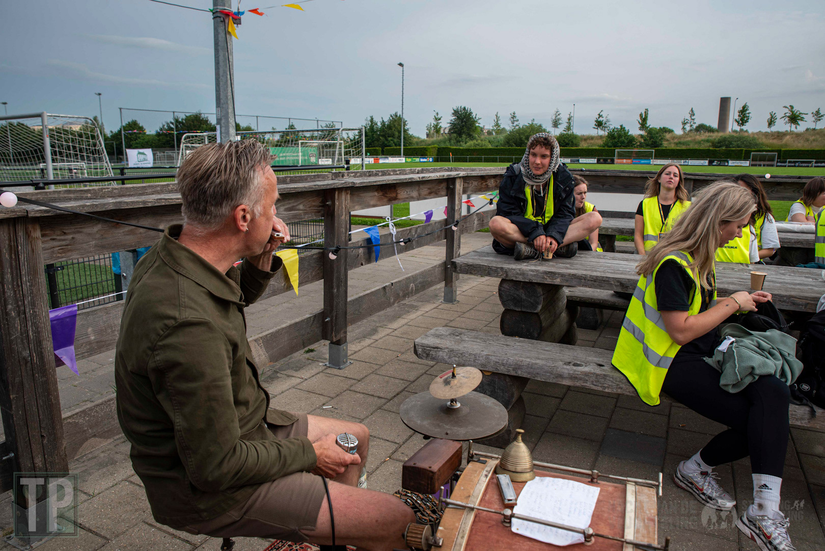 At the final resting point of the 40-kilometre Nacht van de Vluchteling fundraising walk, participants relax and enjoy a musician.