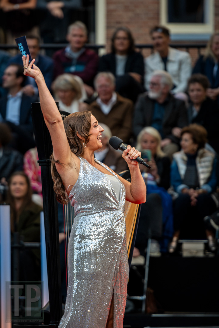 Prinsengrachtconcert 2025 host Maria Fiselier welcomes hundreds of spectators to the yearly event, which has taken place since 1981.