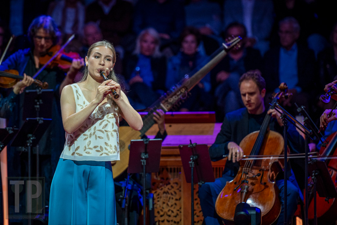 Blokflutist Lucie Horsch performs with the Amsterdam Sinfonietta.