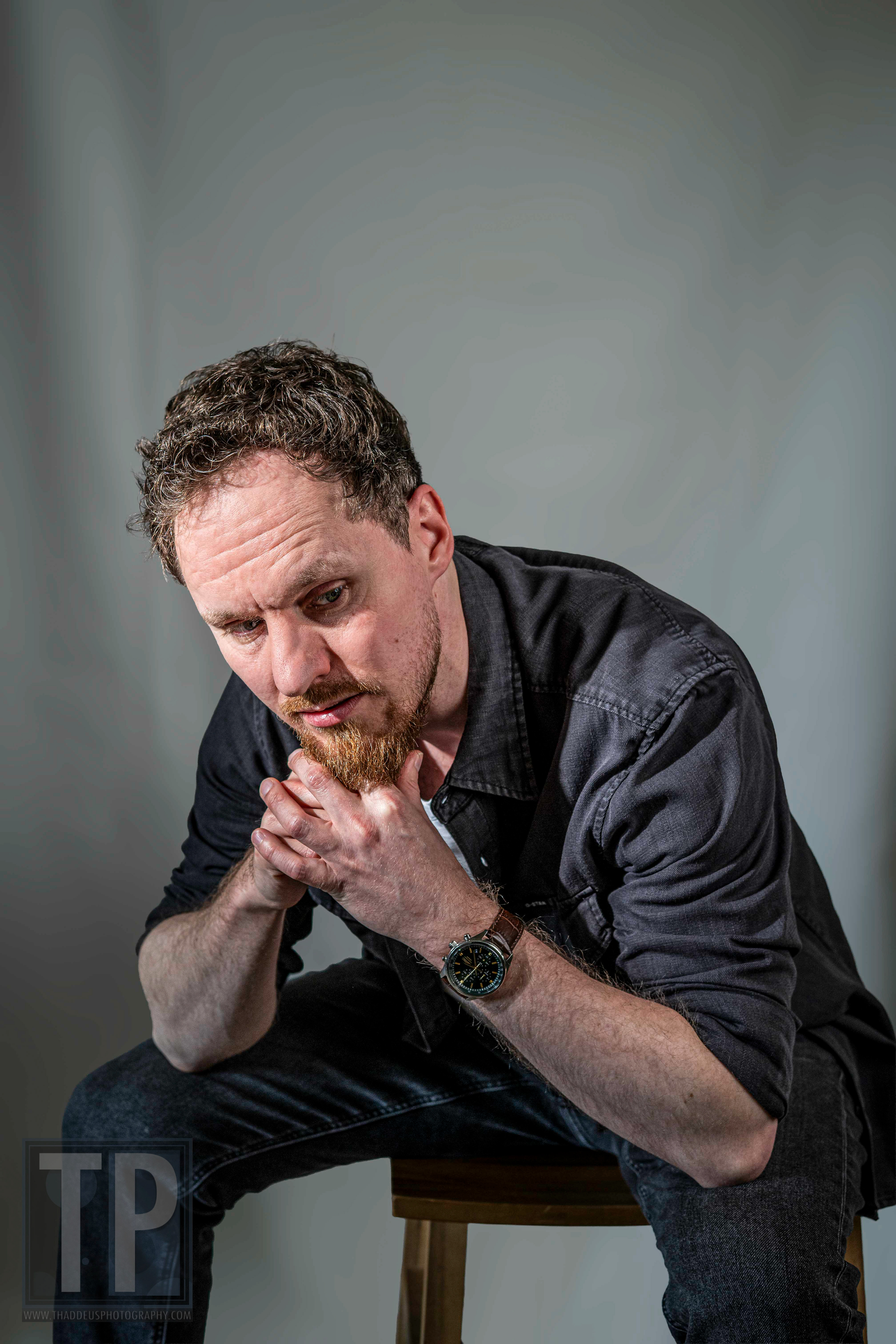 Tim, zittend portret in gedachten verzonken, tijdens een portretsessie, 14 april 2026. · Tim, seated portrait in a contemplative mood, during a portrait session, 14 April 2026.