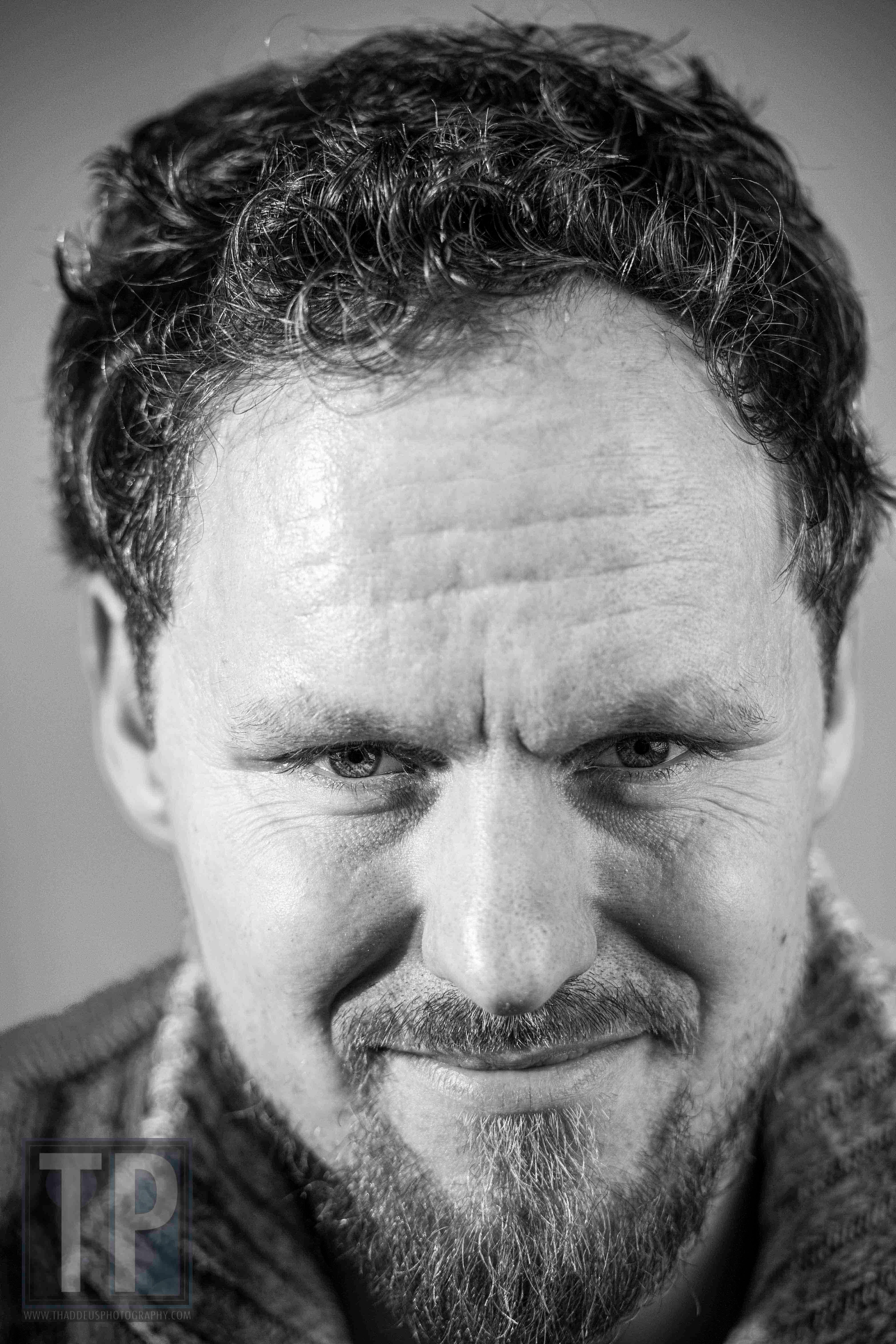 Tim, zwart-witportret met doordringende, directe blik, 14 april 2026. · Tim, black-and-white portrait with an intense, direct gaze, 14 April 2026.