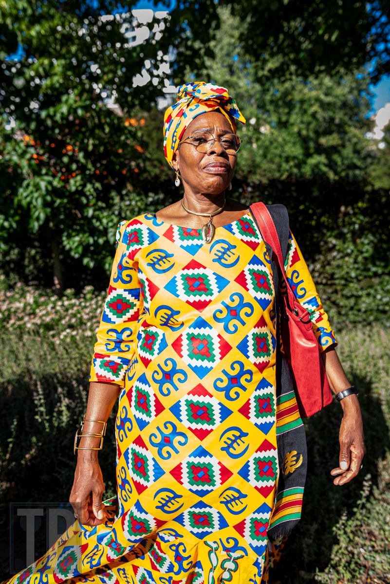 Een bezoekster in kleurrijke klederdracht tijdens het Keti Koti Festival, Rotterdam. · A visitor in colourful traditional dress during the Keti Koti Festival, Rotterdam.