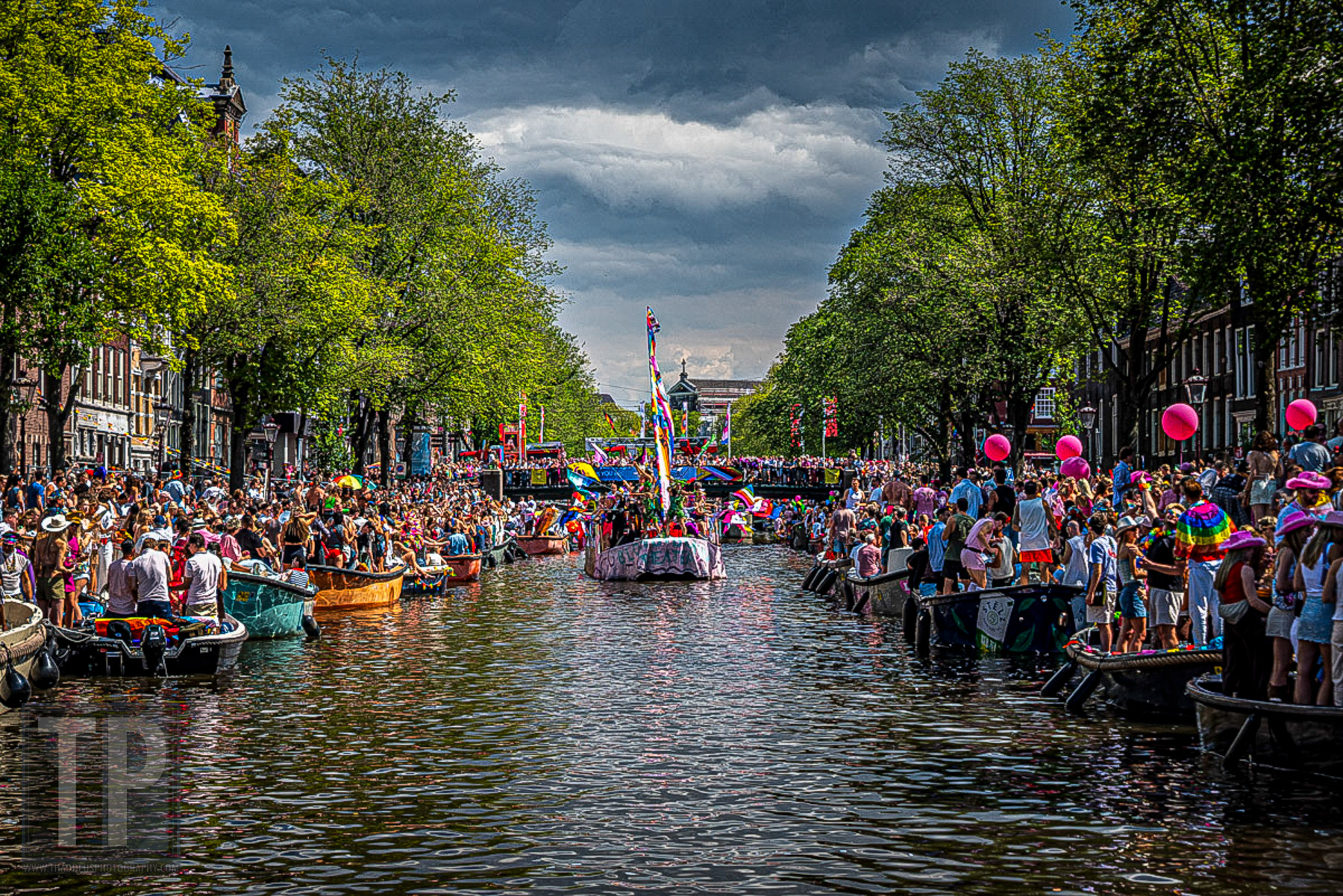 Een versierde boot vaart door de grachten van Amsterdam voor honderdduizenden toeschouwers tijdens de Canal Parade van WorldPride Amsterdam 2026, Amsterdam, 1 augustus 2026. · A decorated boat sails through the Amsterdam canals before hundreds of thousands of spectators during the Canal Parade at WorldPride Amsterdam 2026, Amsterdam, 1 August 2026.
